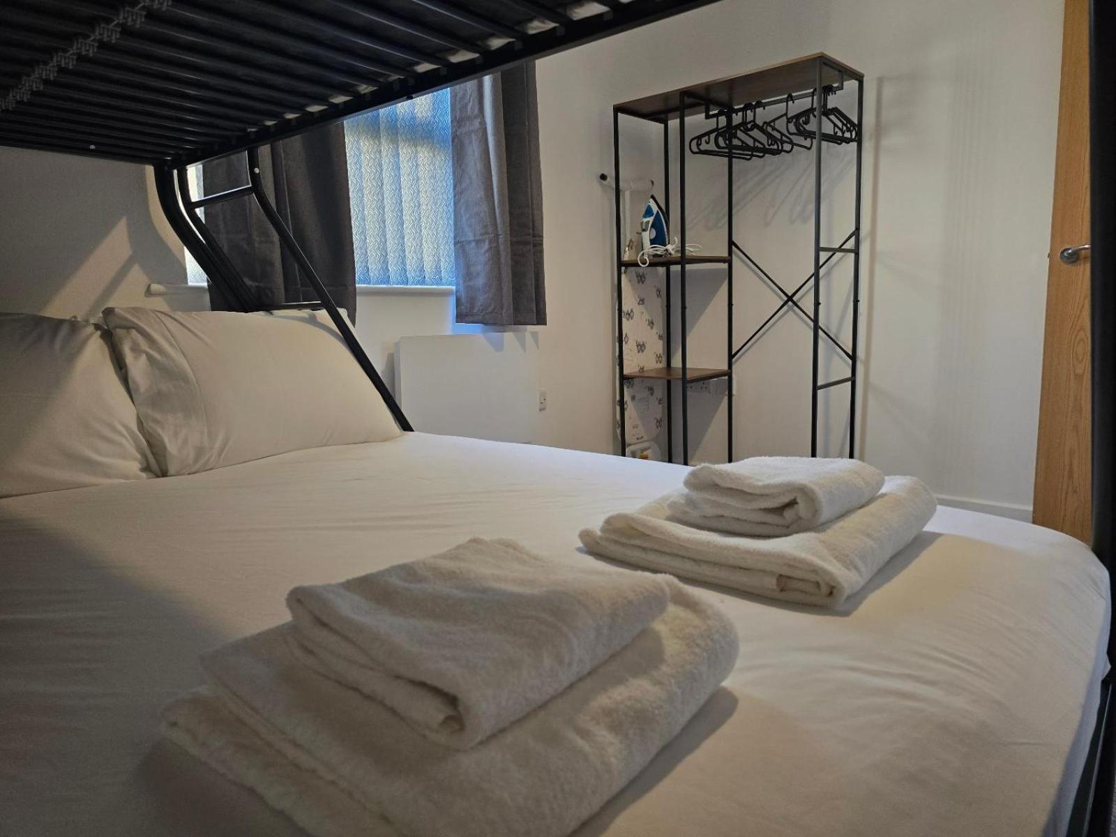 Apartment 2br Apt, Etihad Stadium, Access, Sleeps 6 *