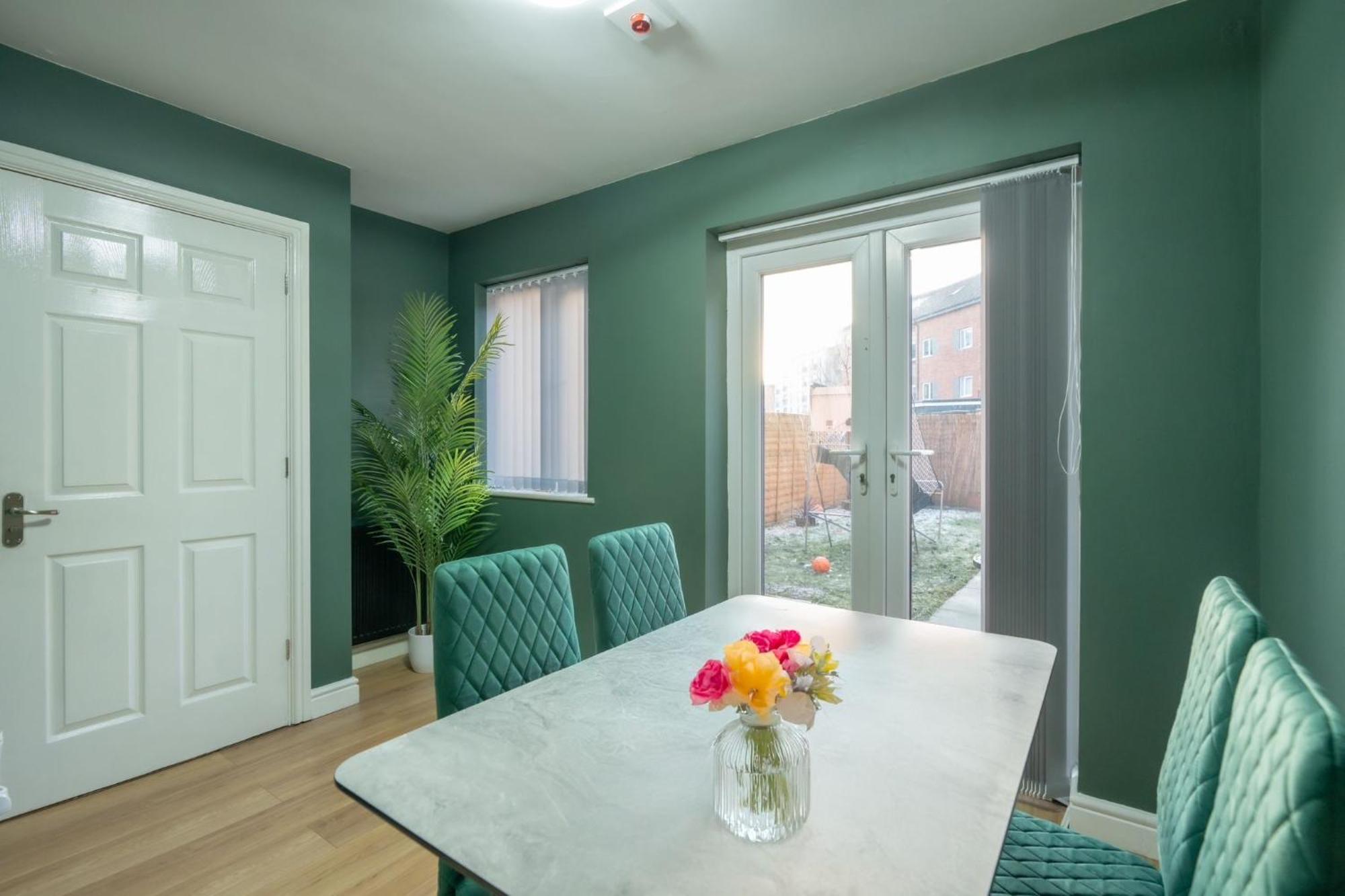 5 Bed House- 5mins To City Centre - Sleeps 8