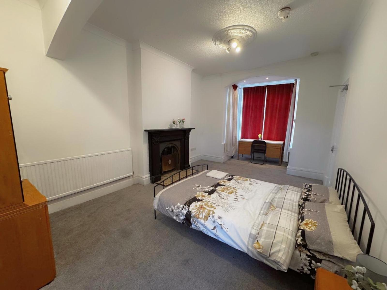 Guest house Double-bedroom In The Heart Of Salford Perfect For Short *