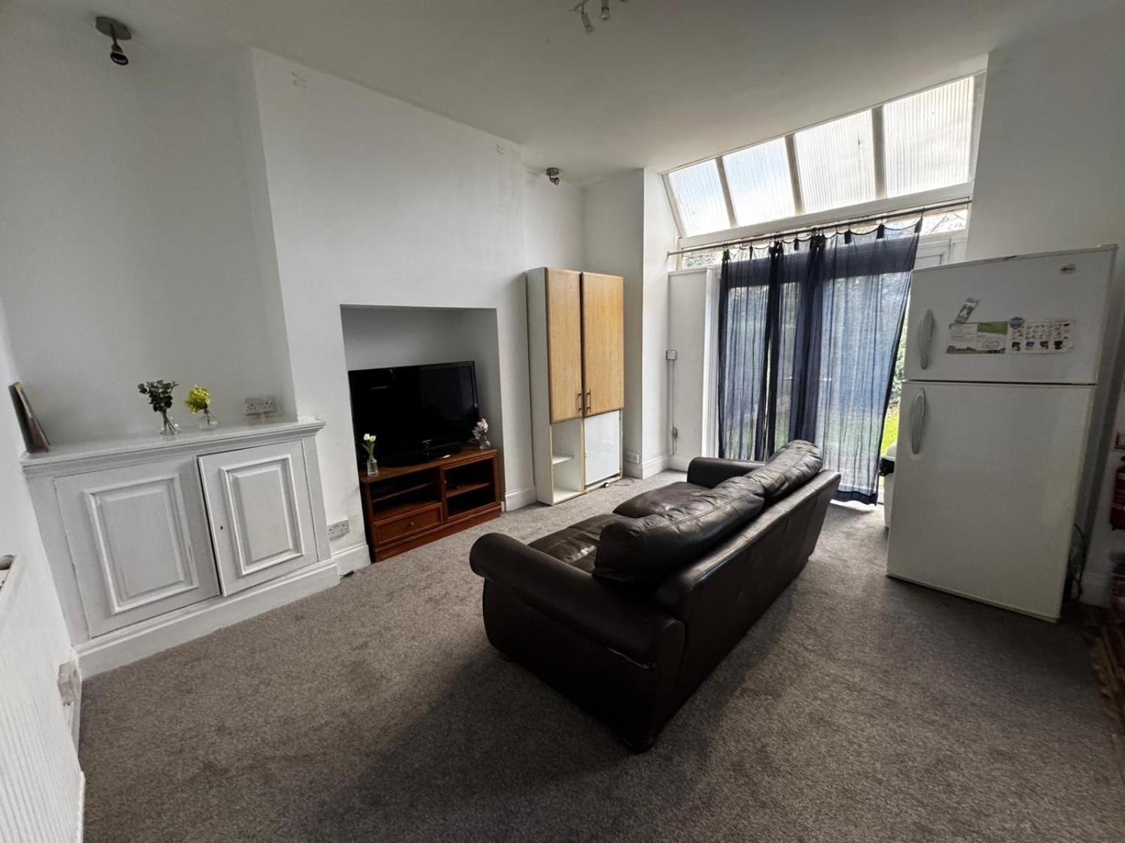 Double-bedroom In The Heart Of Salford Perfect For Short Guest house *