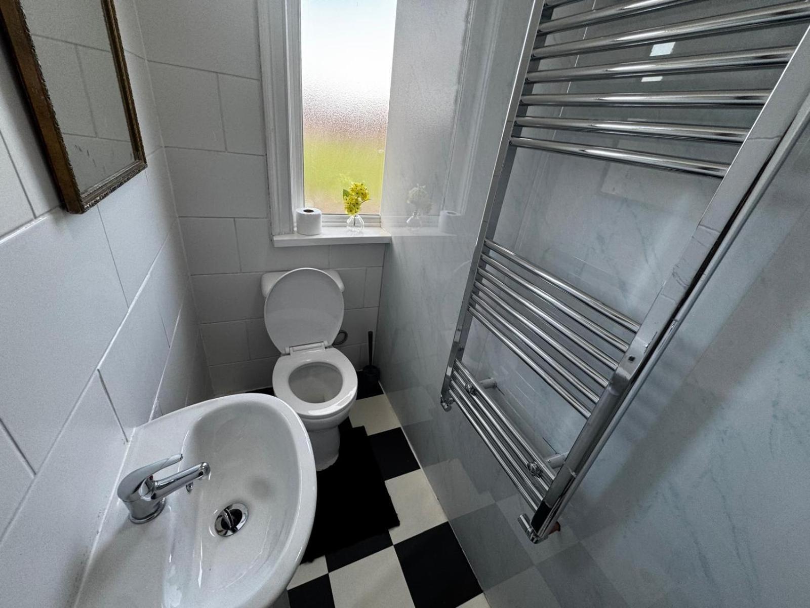 Double-bedroom In The Heart Of Salford Perfect For Short * Manchester