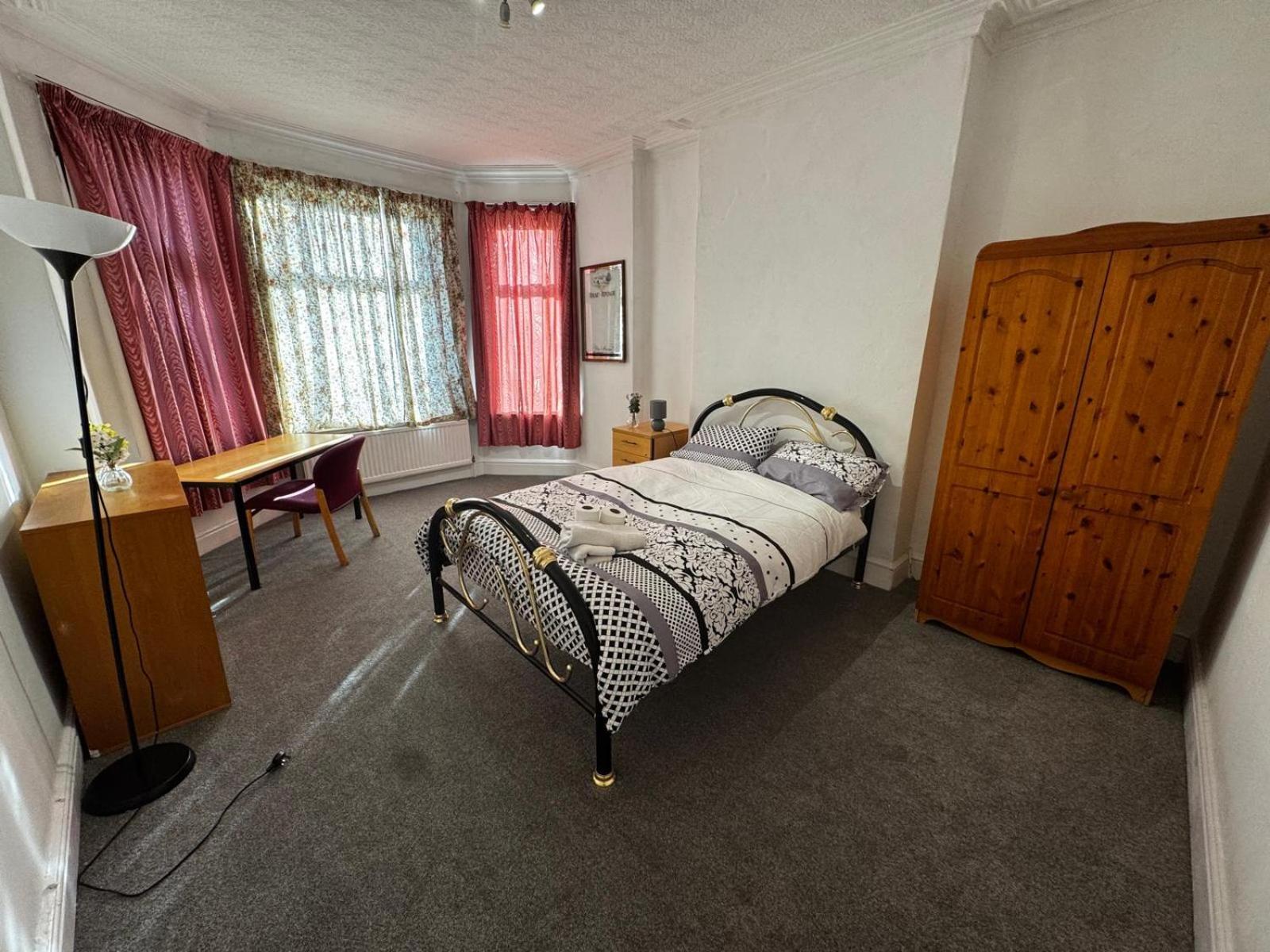 Guest house Double-bedroom In The Heart Of Salford Perfect For Short *