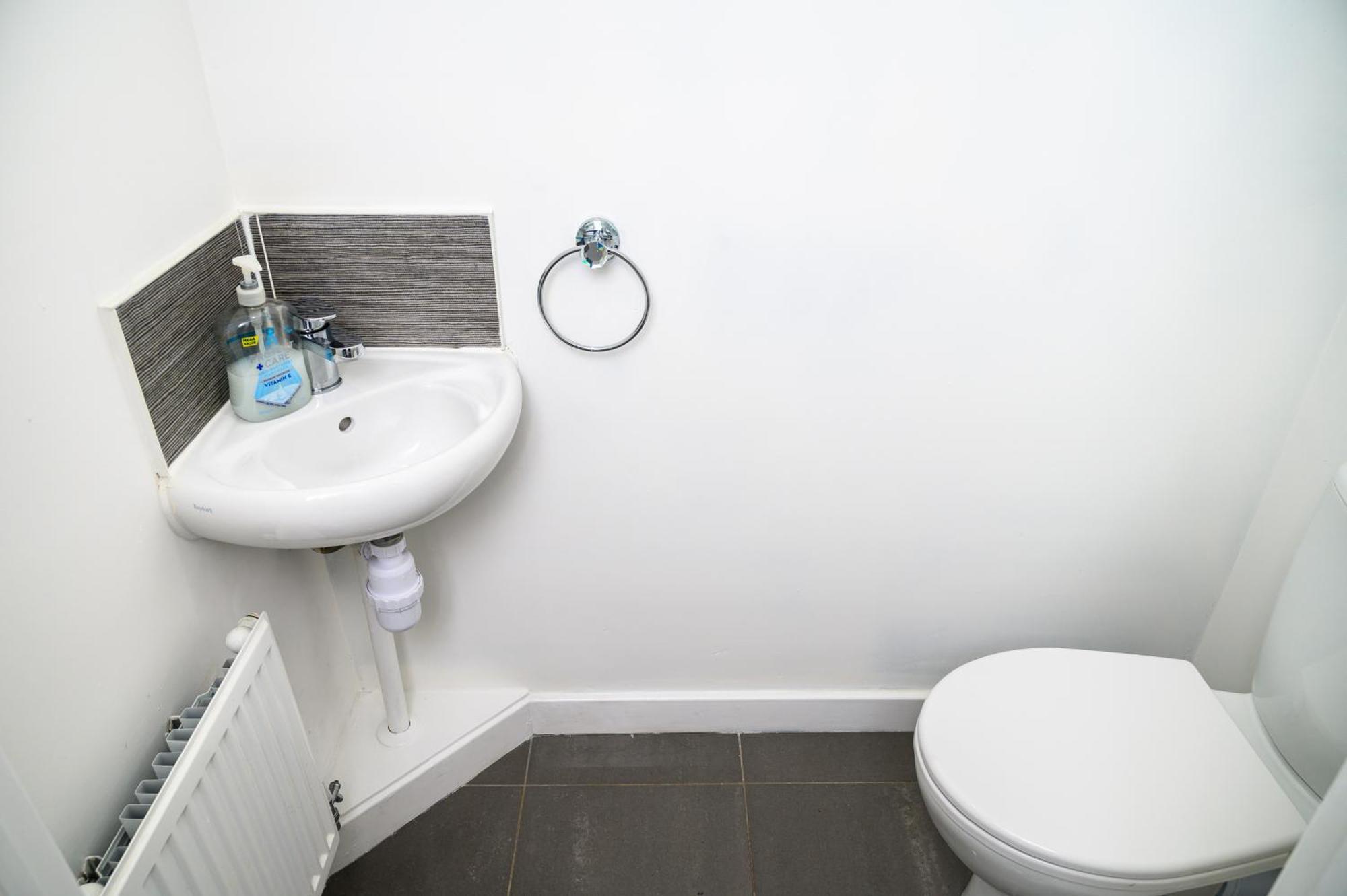 Holiday home House With Garden, Sleeps 5, Centre 2 Miles, Manchester, Free Fast Wi-fi, Free Parking, Netflix 50-inch Tv, Self-check In - Contractors!