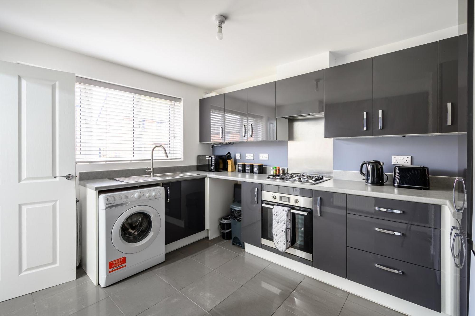 Holiday home House With Garden, Sleeps 5, Centre 2 Miles, Manchester, Free Fast Wi-fi, Free Parking, Netflix 50-inch Tv, Self-check In - Contractors! *