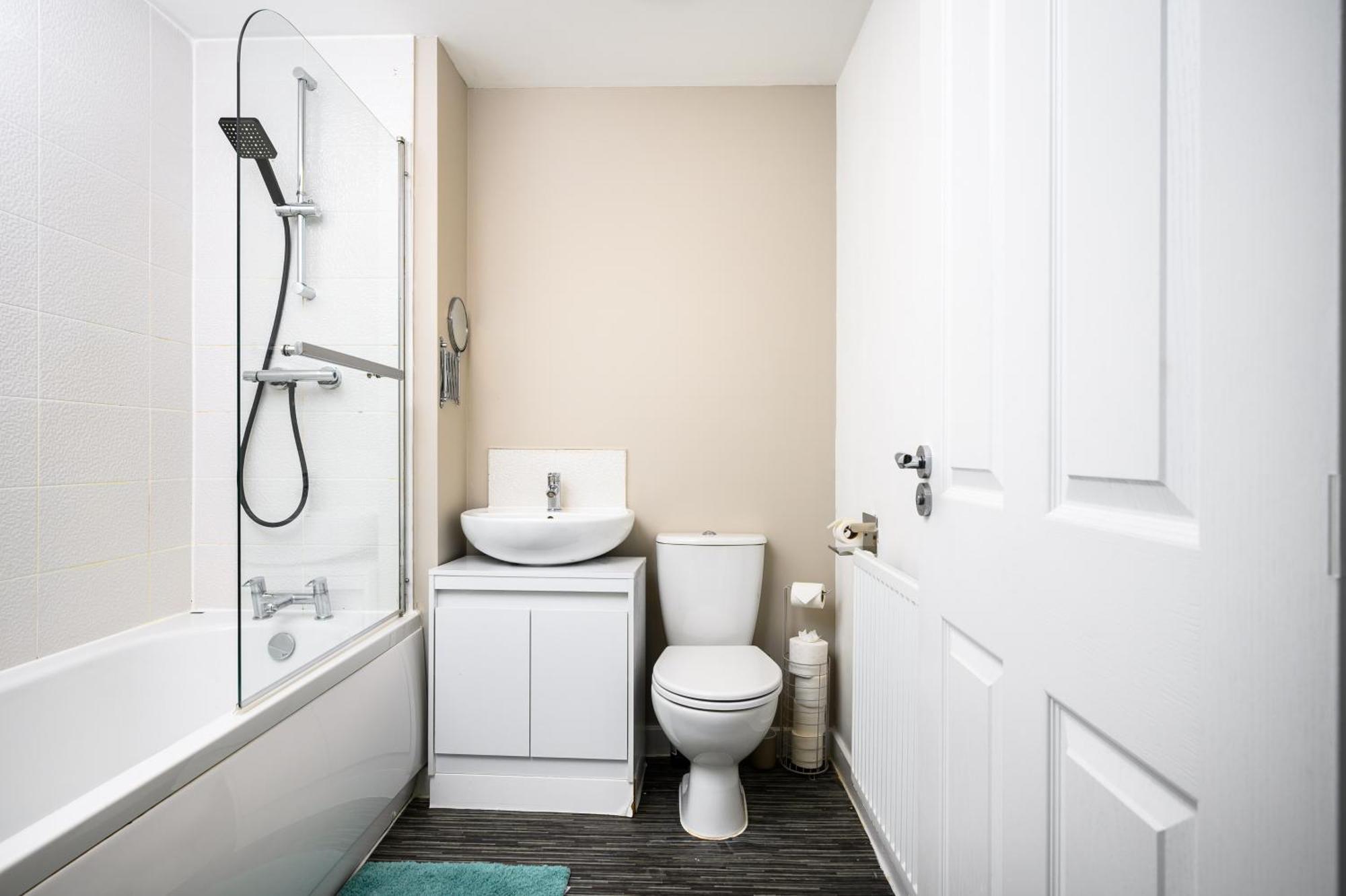 House With Garden, Sleeps 5, Centre 2 Miles, Manchester, Free Fast Wi-fi, Free Parking, Netflix 50-inch Tv, Self-check In - Contractors! Holiday home Manchester