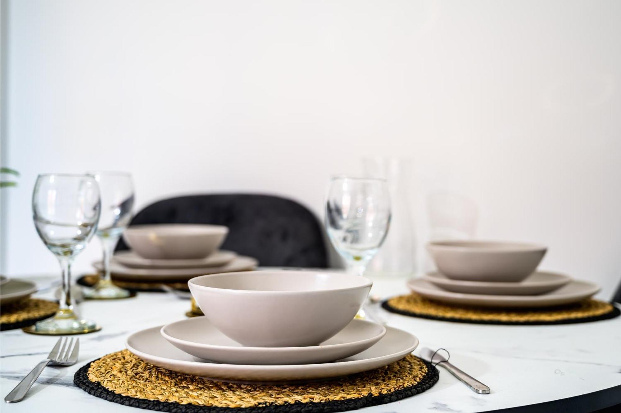 Holiday home House With Garden, Sleeps 5, Centre 2 Miles, Manchester, Free Fast Wi-fi, Free Parking, Netflix 50-inch Tv, Self-check In - Contractors! Manchester
