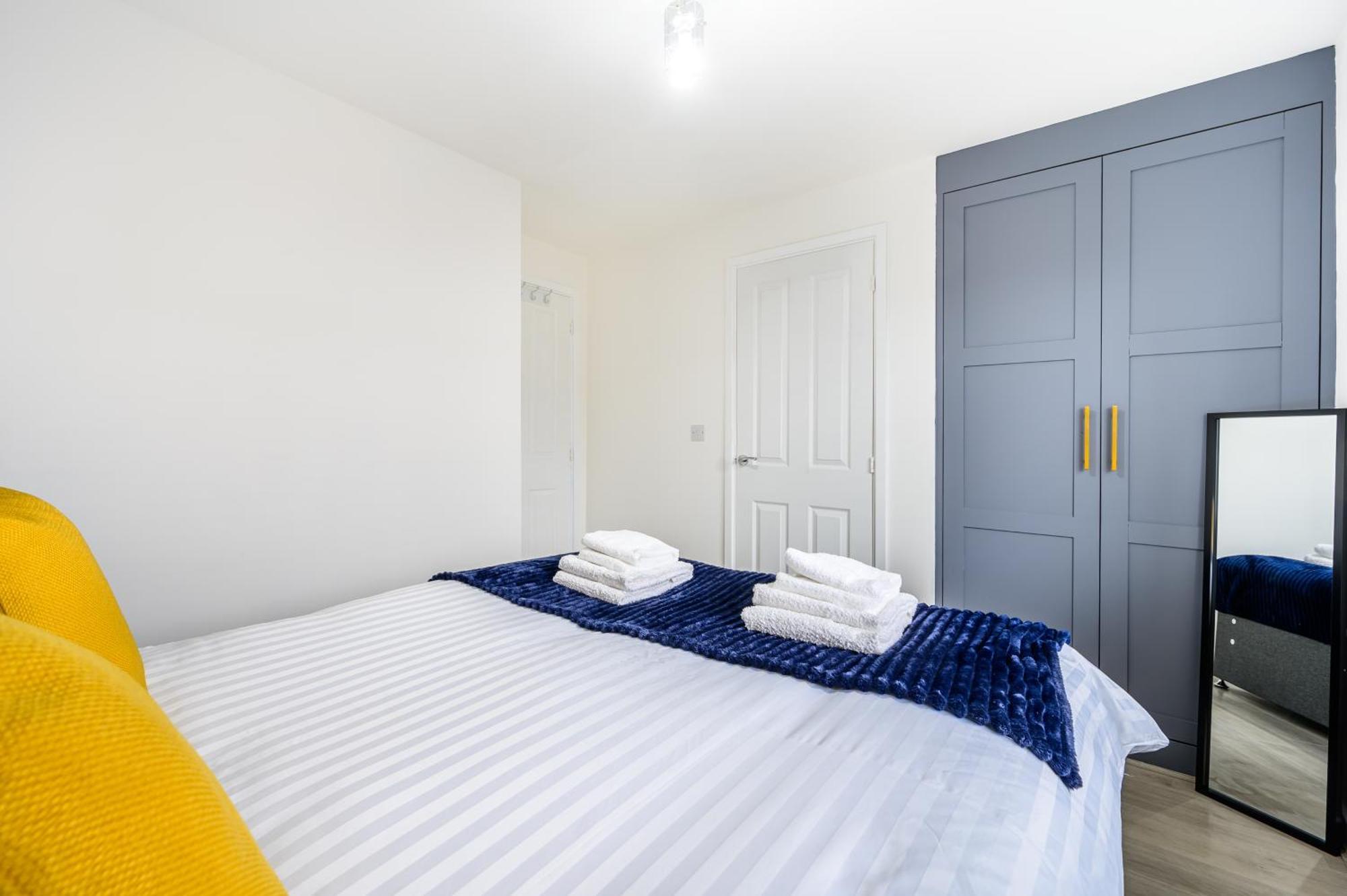 House With Garden, Sleeps 5, Centre 2 Miles, Manchester, Free Fast Wi-fi, Free Parking, Netflix 50-inch Tv, Self-check In - Contractors! * Manchester