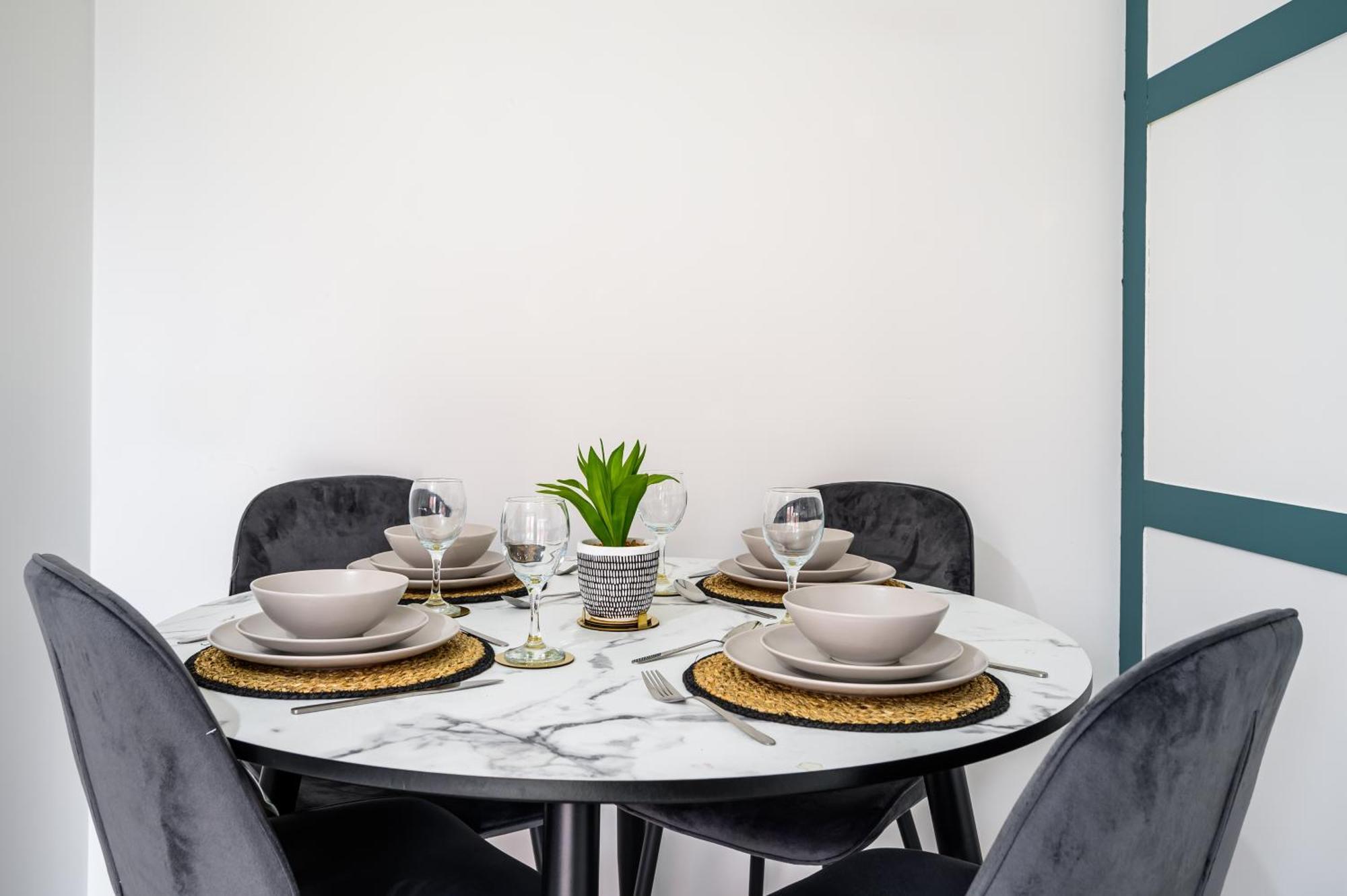Holiday home House With Garden, Sleeps 5, Centre 2 Miles, Manchester, Free Fast Wi-fi, Free Parking, Netflix 50-inch Tv, Self-check In - Contractors!