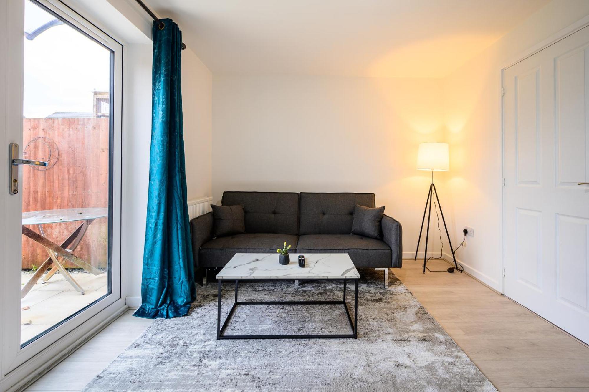 House With Garden, Sleeps 5, Centre 2 Miles, Manchester, Free Fast Wi-fi, Free Parking, Netflix 50-inch Tv, Self-check In - Contractors! Holiday home *