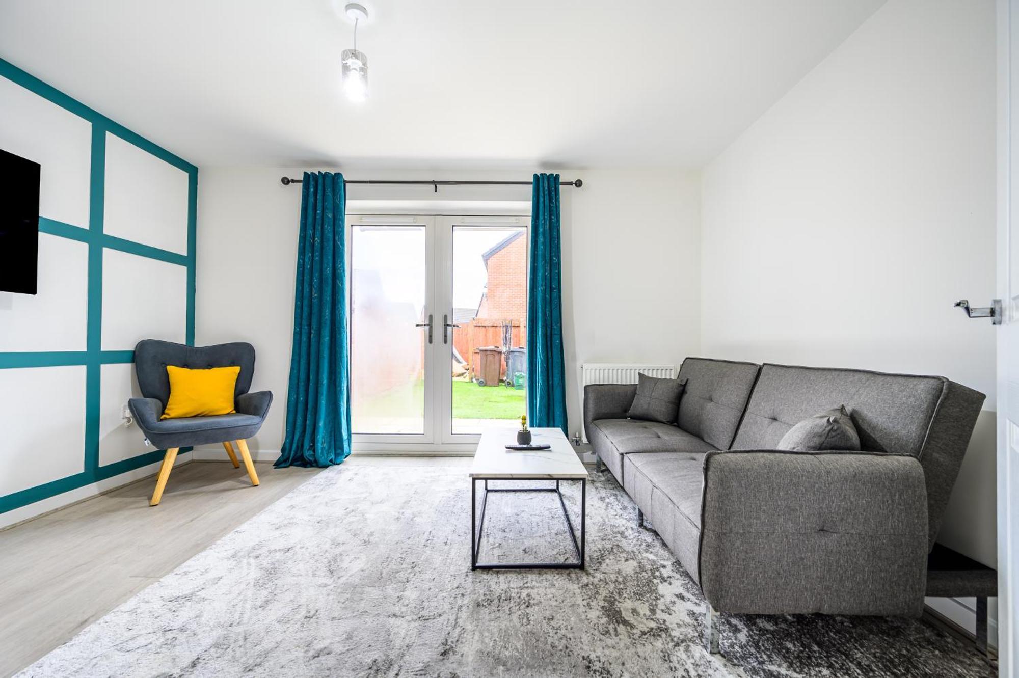 Holiday home House With Garden, Sleeps 5, Centre 2 Miles, Manchester, Free Fast Wi-fi, Free Parking, Netflix 50-inch Tv, Self-check In - Contractors! *