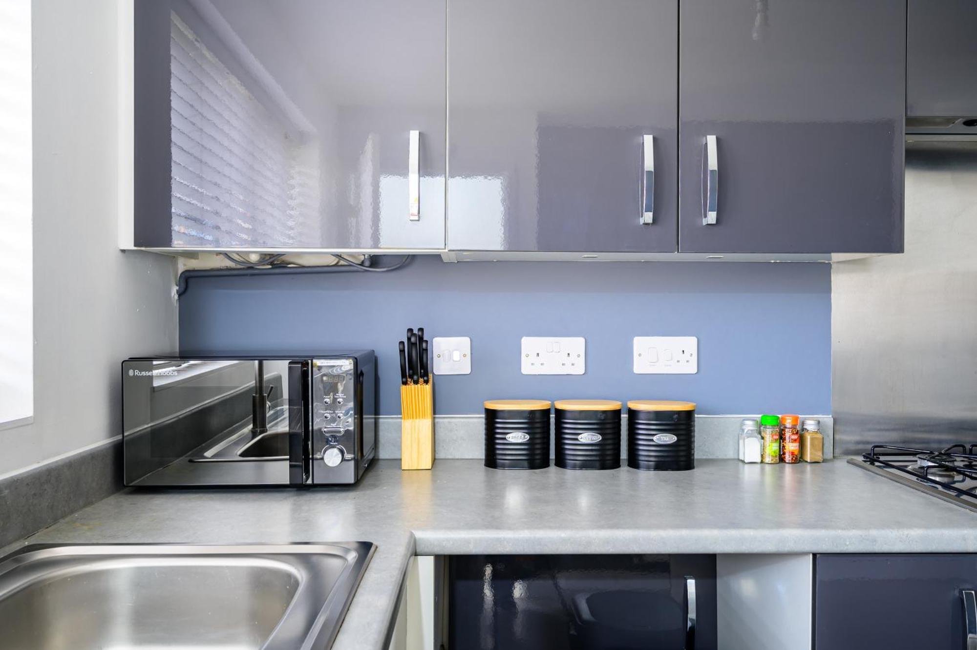 Holiday home House With Garden, Sleeps 5, Centre 2 Miles, Manchester, Free Fast Wi-fi, Free Parking, Netflix 50-inch Tv, Self-check In - Contractors! Manchester