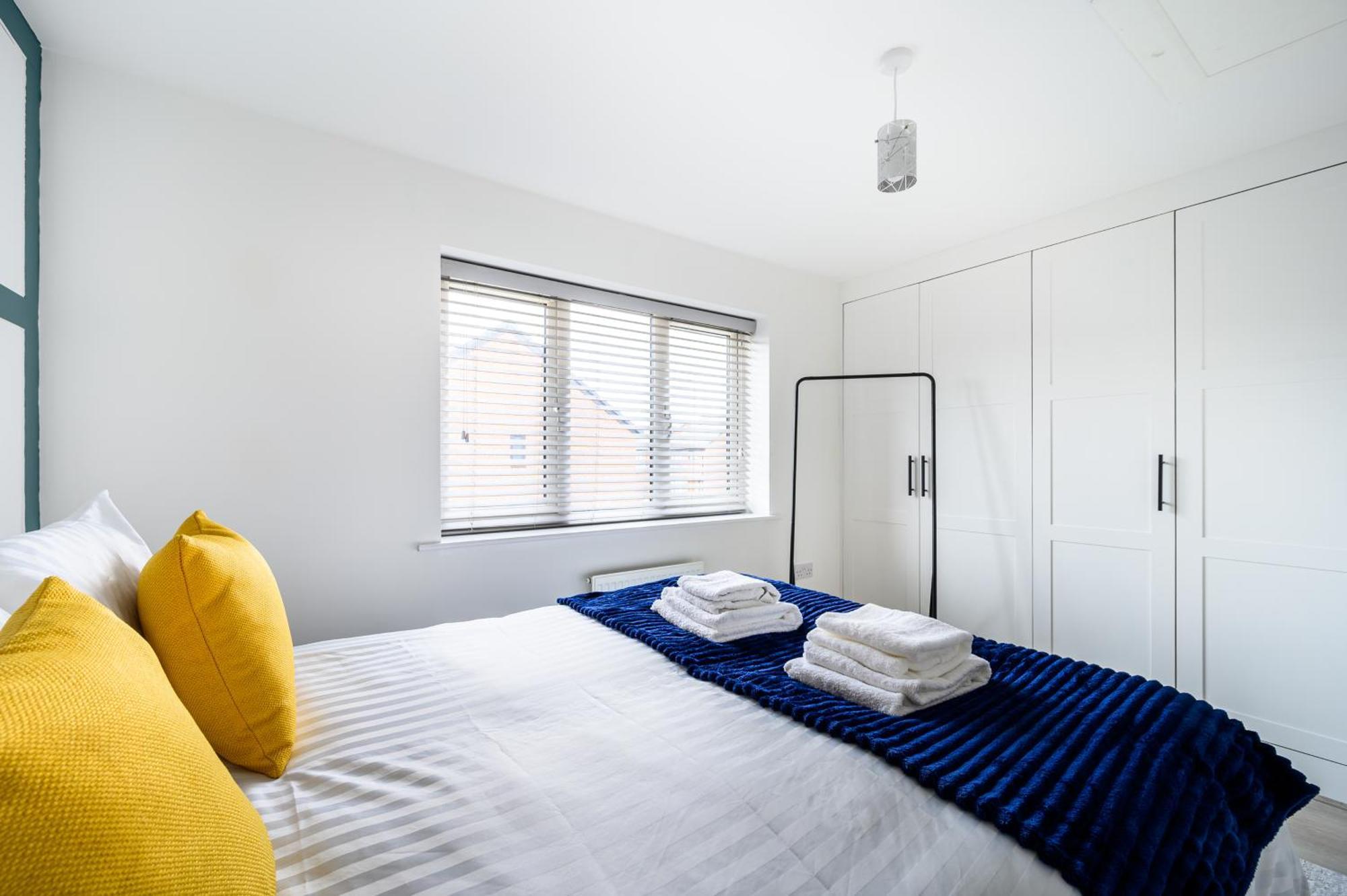 House With Garden, Sleeps 5, Centre 2 Miles, Manchester, Free Fast Wi-fi, Free Parking, Netflix 50-inch Tv, Self-check In - Contractors! *