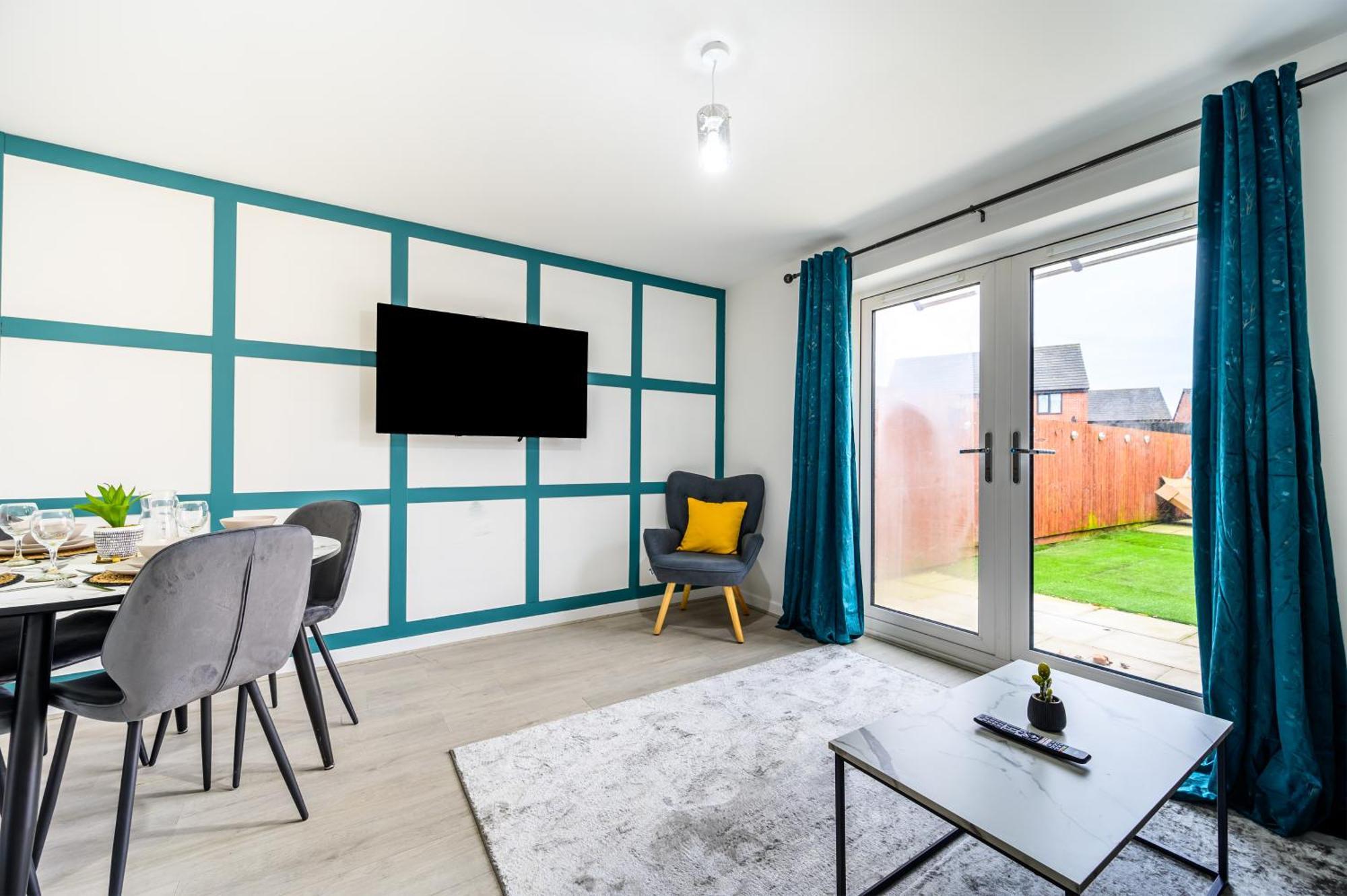 House With Garden, Sleeps 5, Centre 2 Miles, Manchester, Free Fast Wi-fi, Free Parking, Netflix 50-inch Tv, Self-check In - Contractors! * Manchester