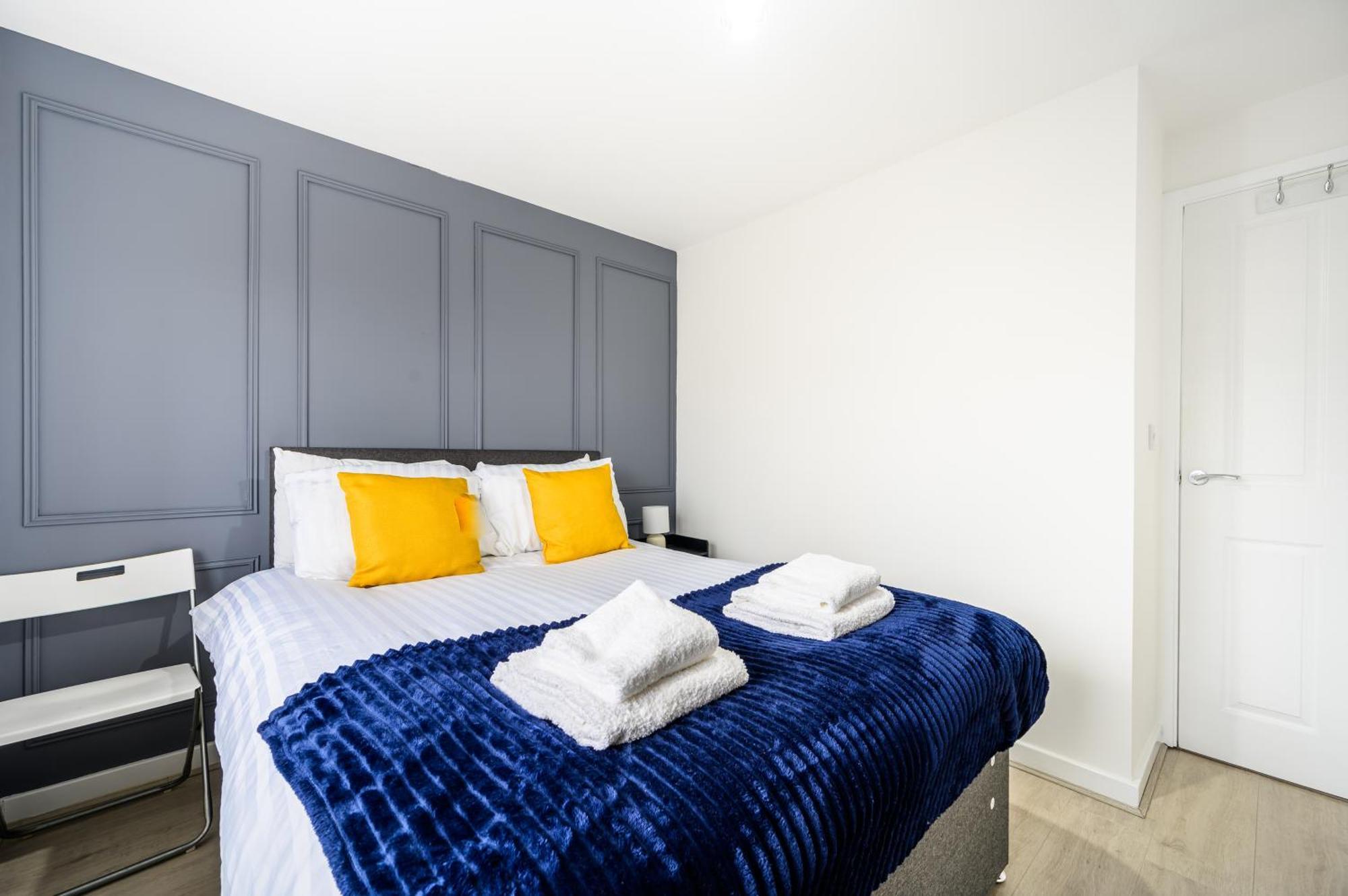 House With Garden, Sleeps 5, Centre 2 Miles, Manchester, Free Fast Wi-fi, Free Parking, Netflix 50-inch Tv, Self-check In - Contractors! Holiday home