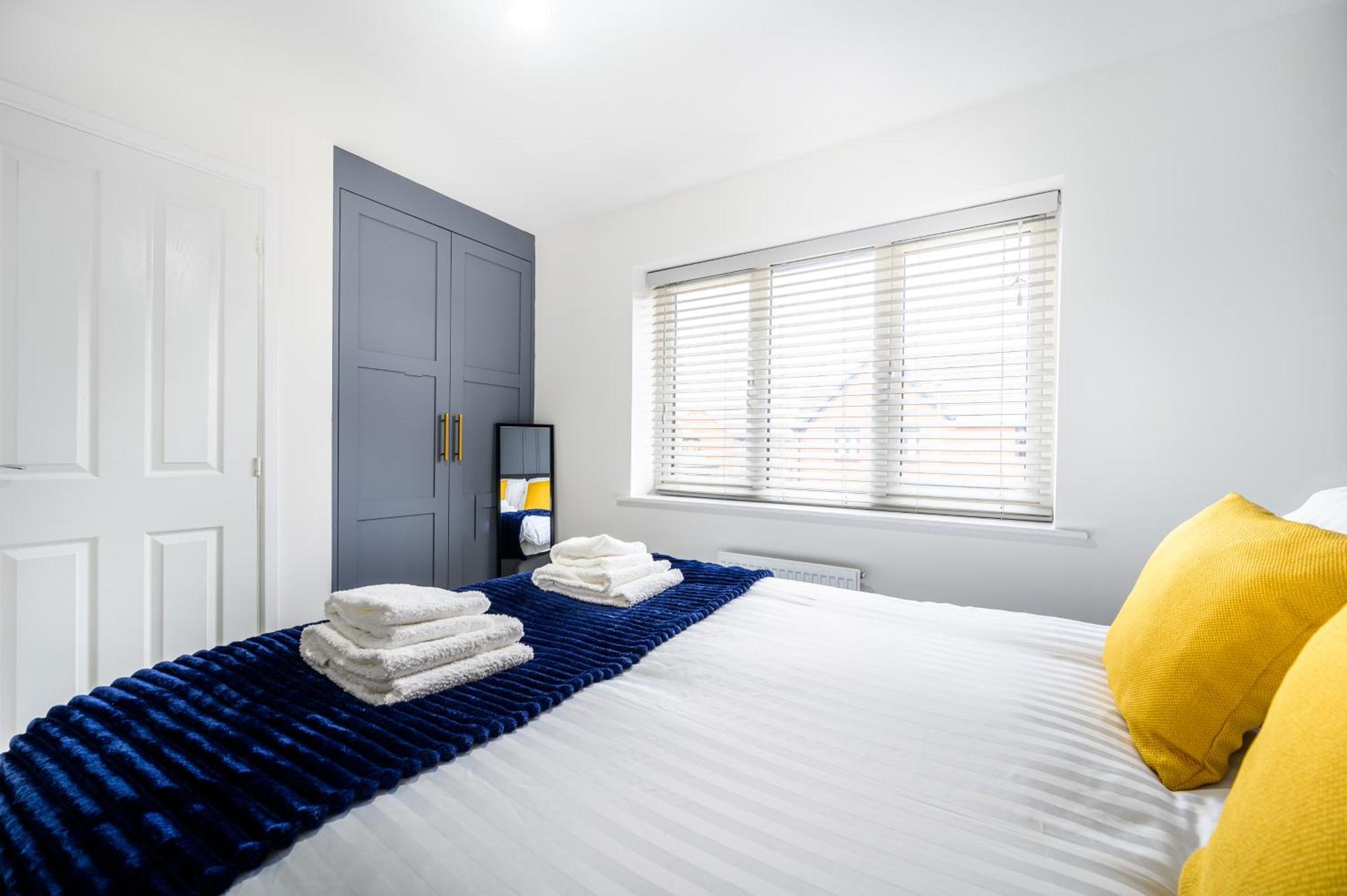 House With Garden, Sleeps 5, Centre 2 Miles, Manchester, Free Fast Wi-fi, Free Parking, Netflix 50-inch Tv, Self-check In - Contractors! Holiday home *