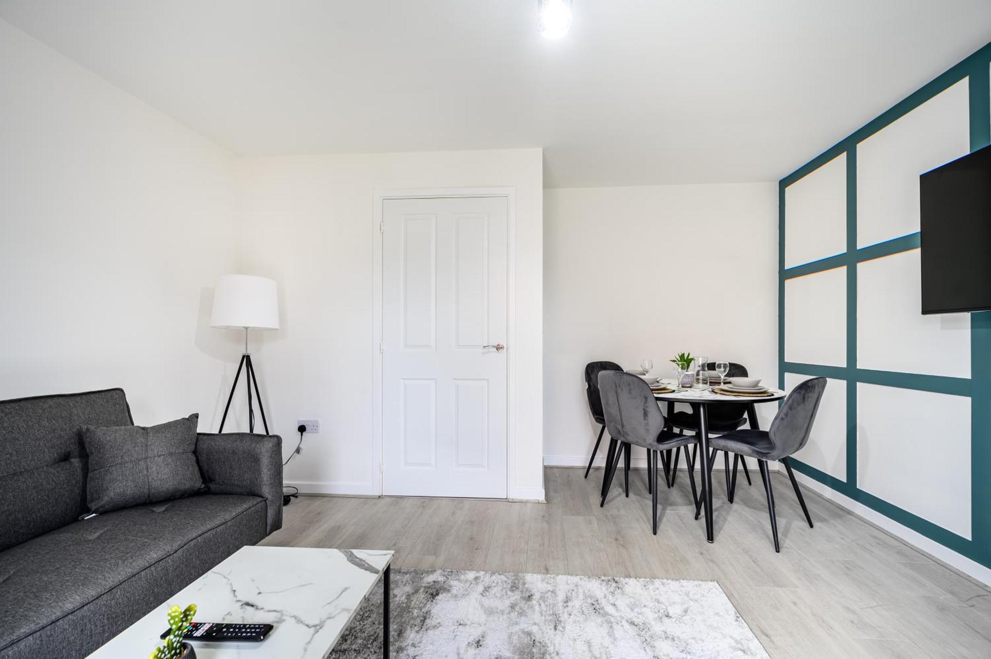 House With Garden, Sleeps 5, Centre 2 Miles, Manchester, Free Fast Wi-fi, Free Parking, Netflix 50-inch Tv, Self-check In - Contractors! * Manchester