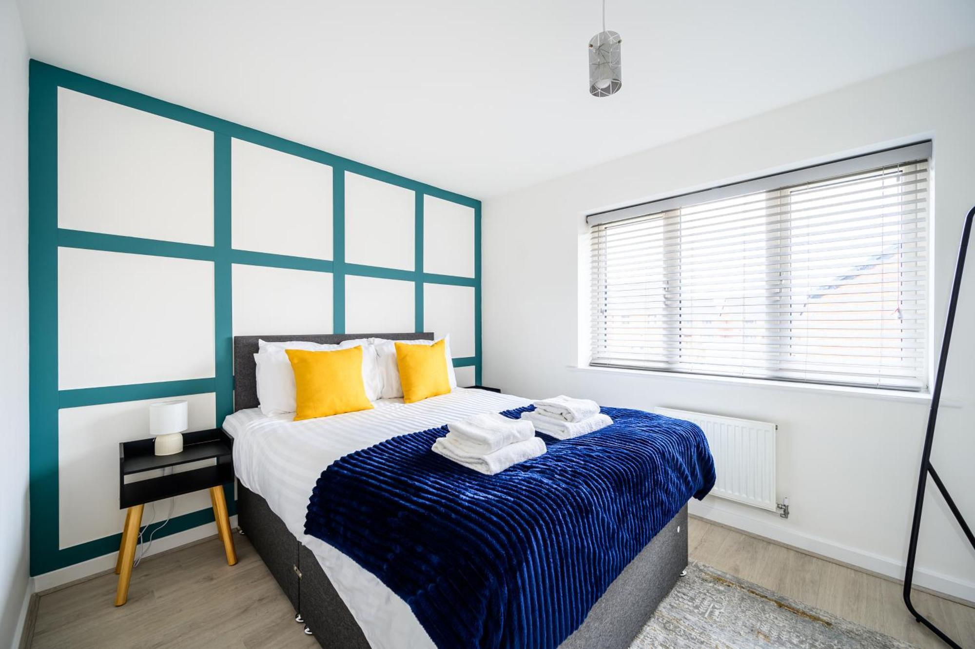 House With Garden, Sleeps 5, Centre 2 Miles, Manchester, Free Fast Wi-fi, Free Parking, Netflix 50-inch Tv, Self-check In - Contractors!