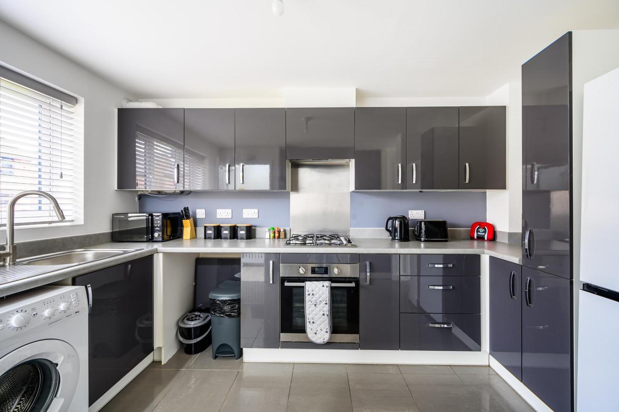 House With Garden, Sleeps 5, Centre 2 Miles, Manchester, Free Fast Wi-fi, Free Parking, Netflix 50-inch Tv, Self-check In - Contractors! Holiday home *
