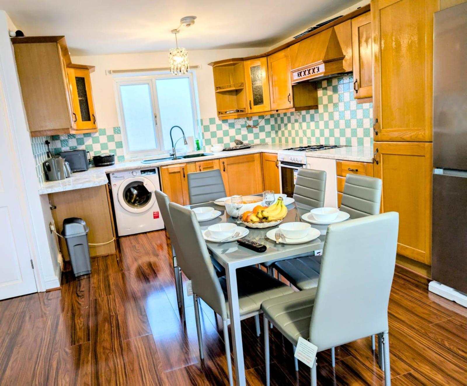 Holiday home Lovely 5 Bedroom House In Centre With Free Parking! *