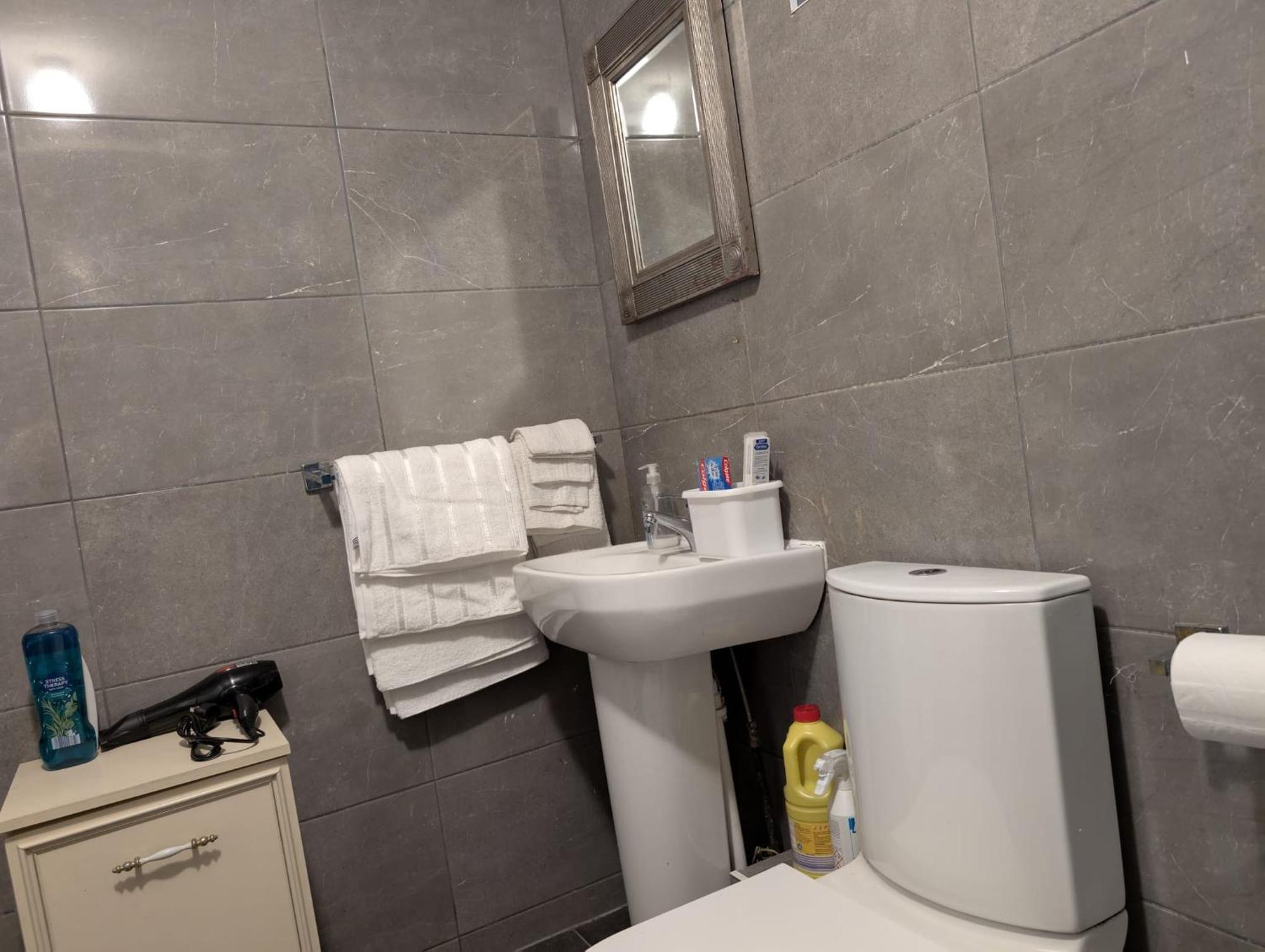 Holiday home Lovely 5 Bedroom House In Centre With Free Parking! *