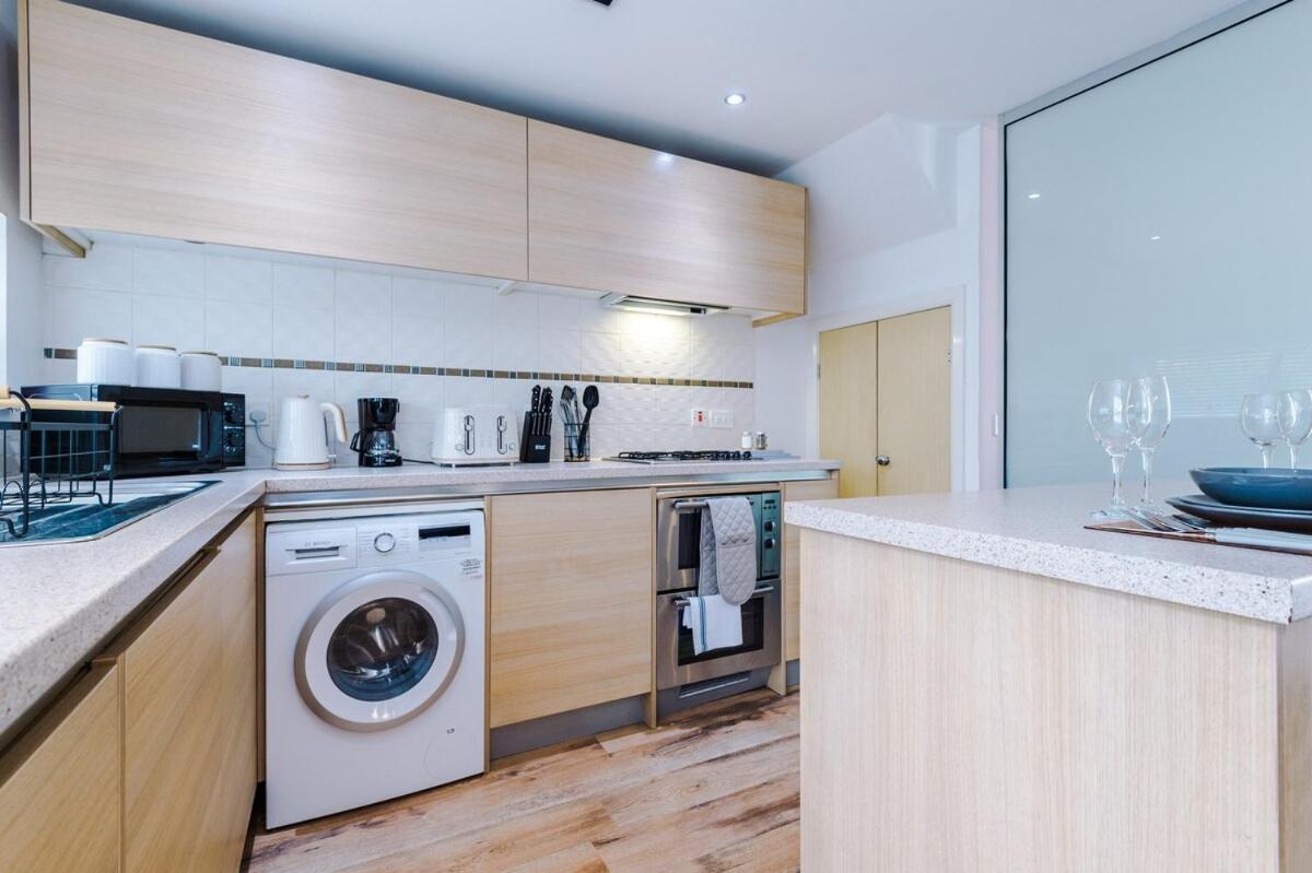 Three Bedroom House By Brookland Serviced Short Lets Leeds With Free Wifi