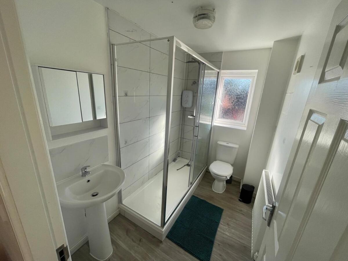 Apartment Large 3-bed House Near Etihad & Coop Live