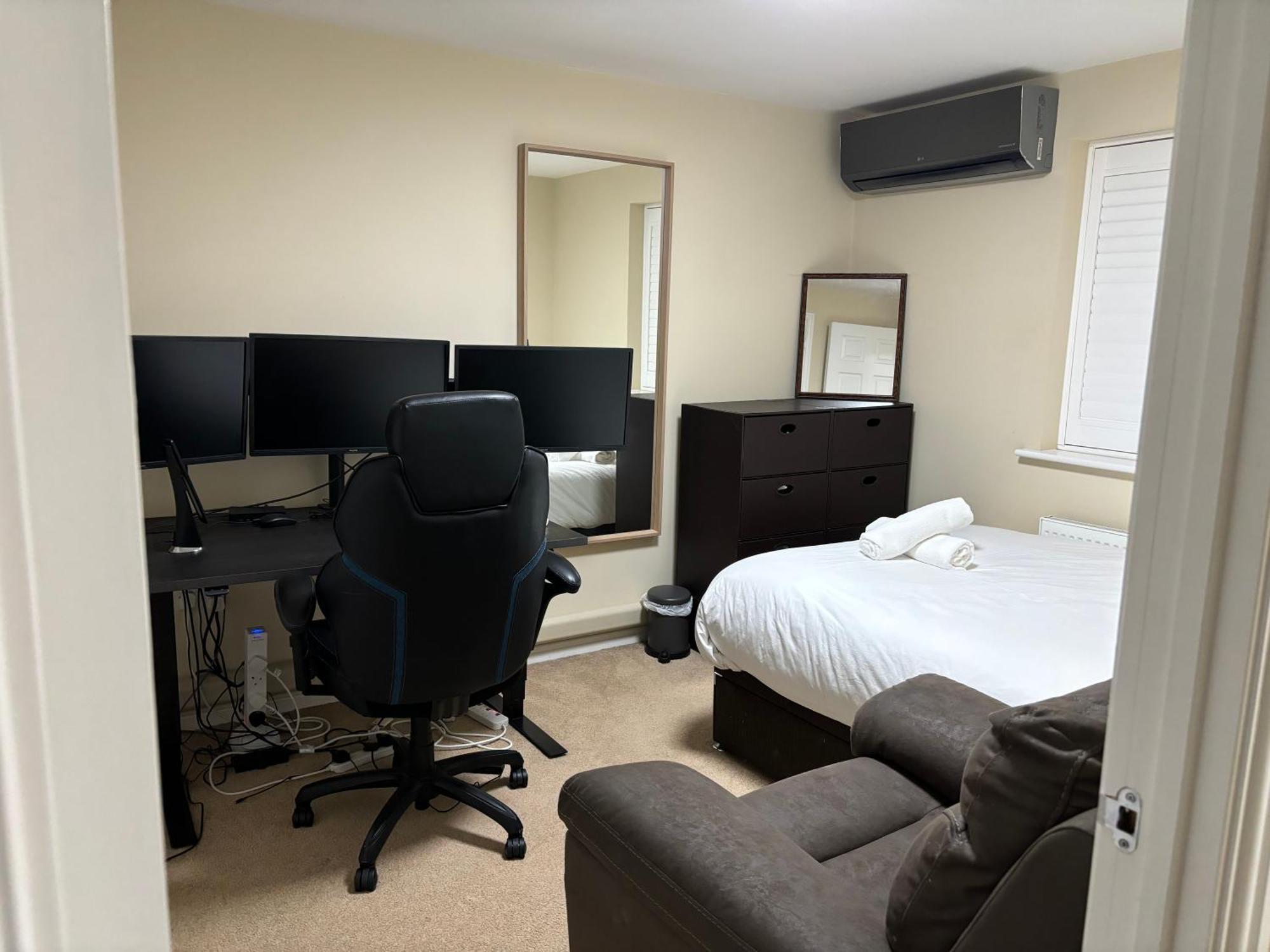 Affordable In A 4 Bedroom House * Manchester