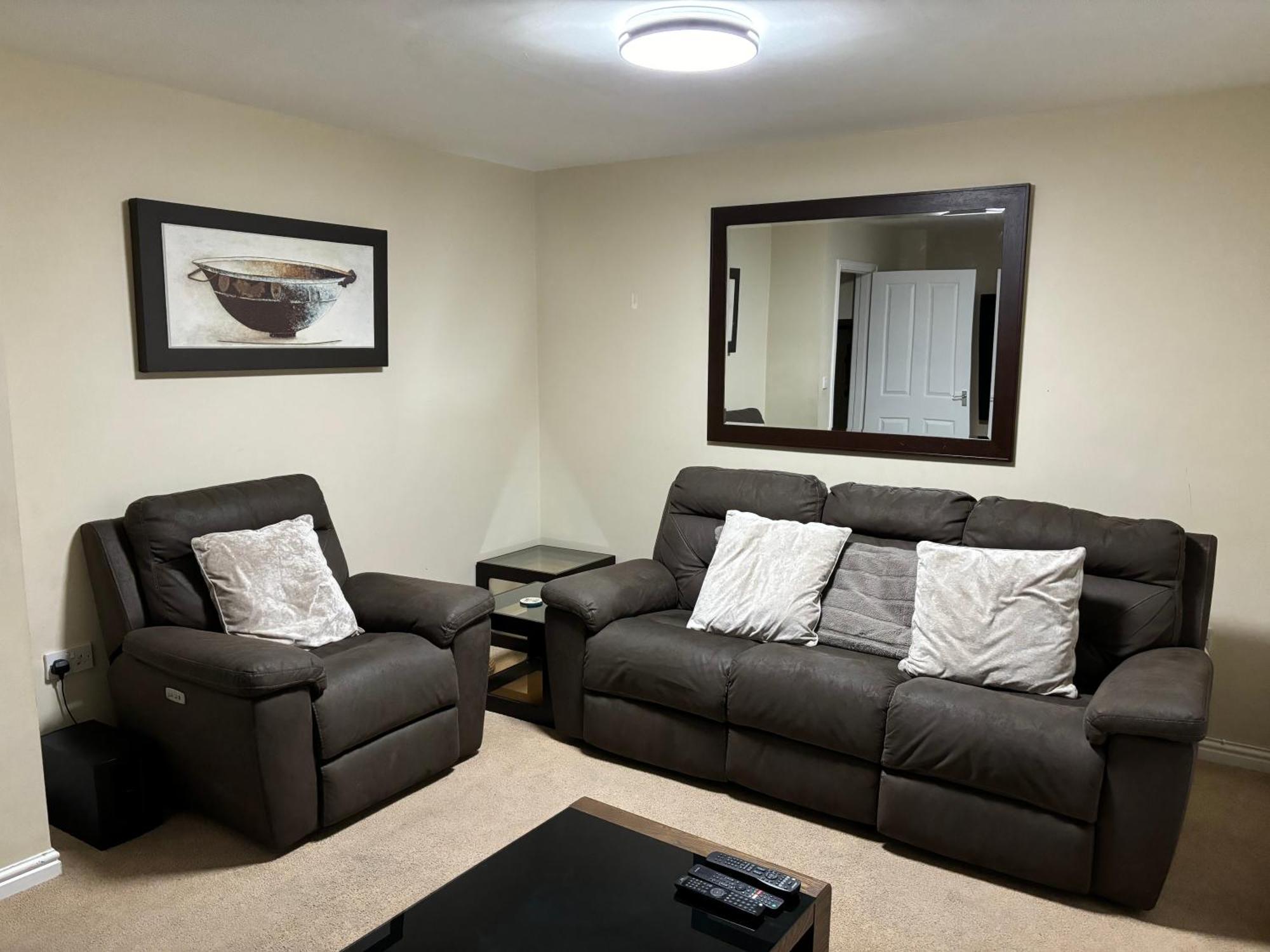 Affordable In A 4 Bedroom House Apartment *