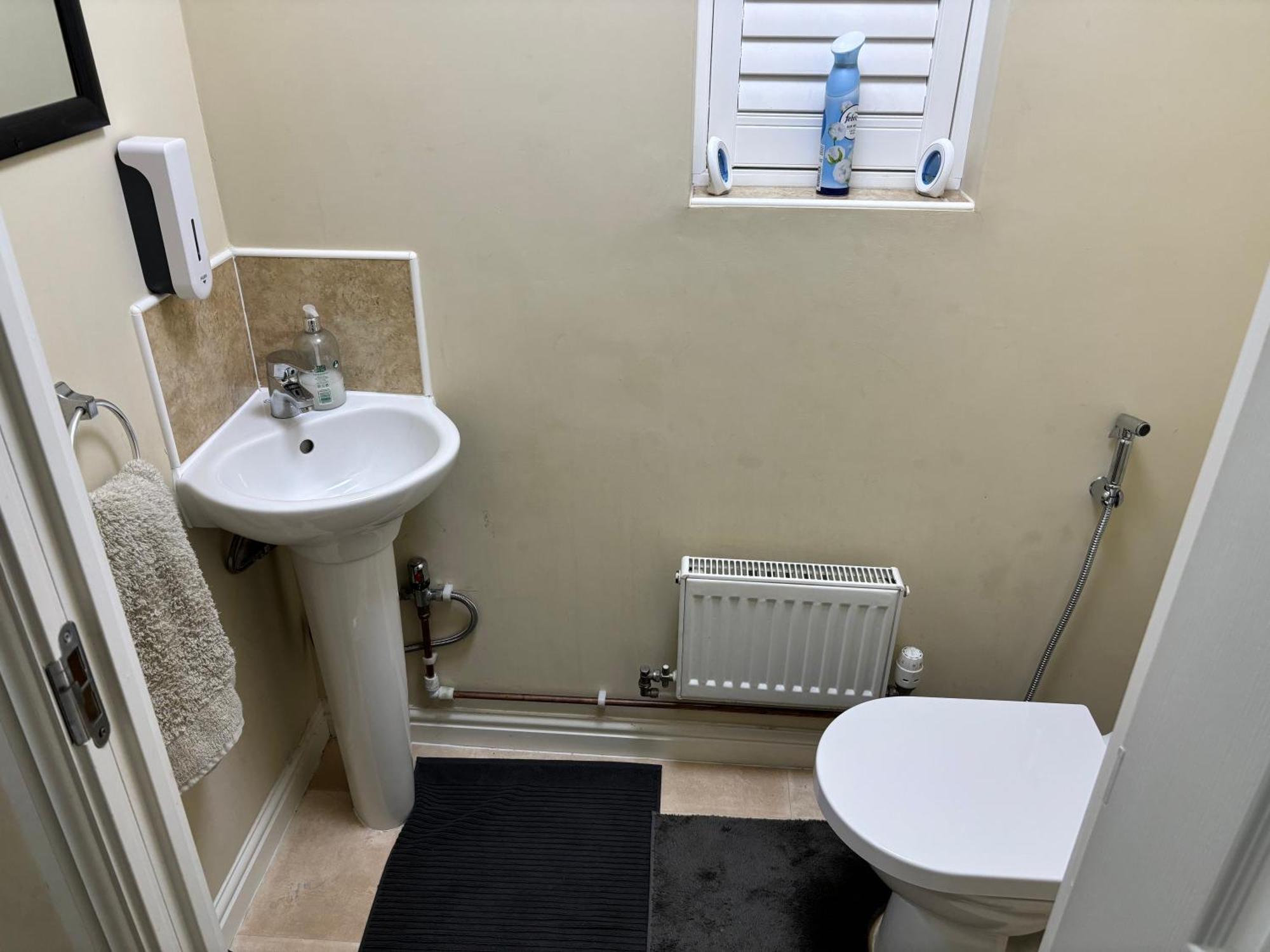 Apartment Affordable In A 4 Bedroom House *