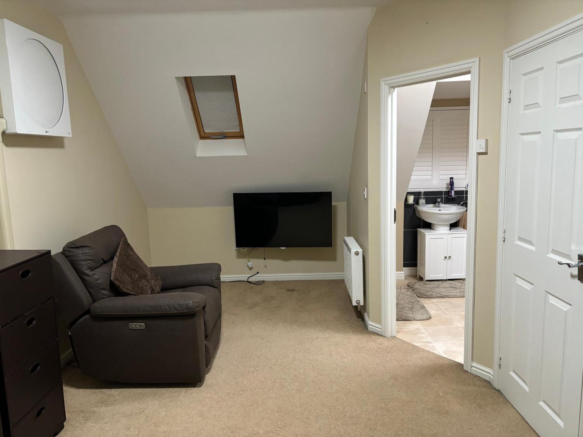 Affordable In A 4 Bedroom House Apartment *