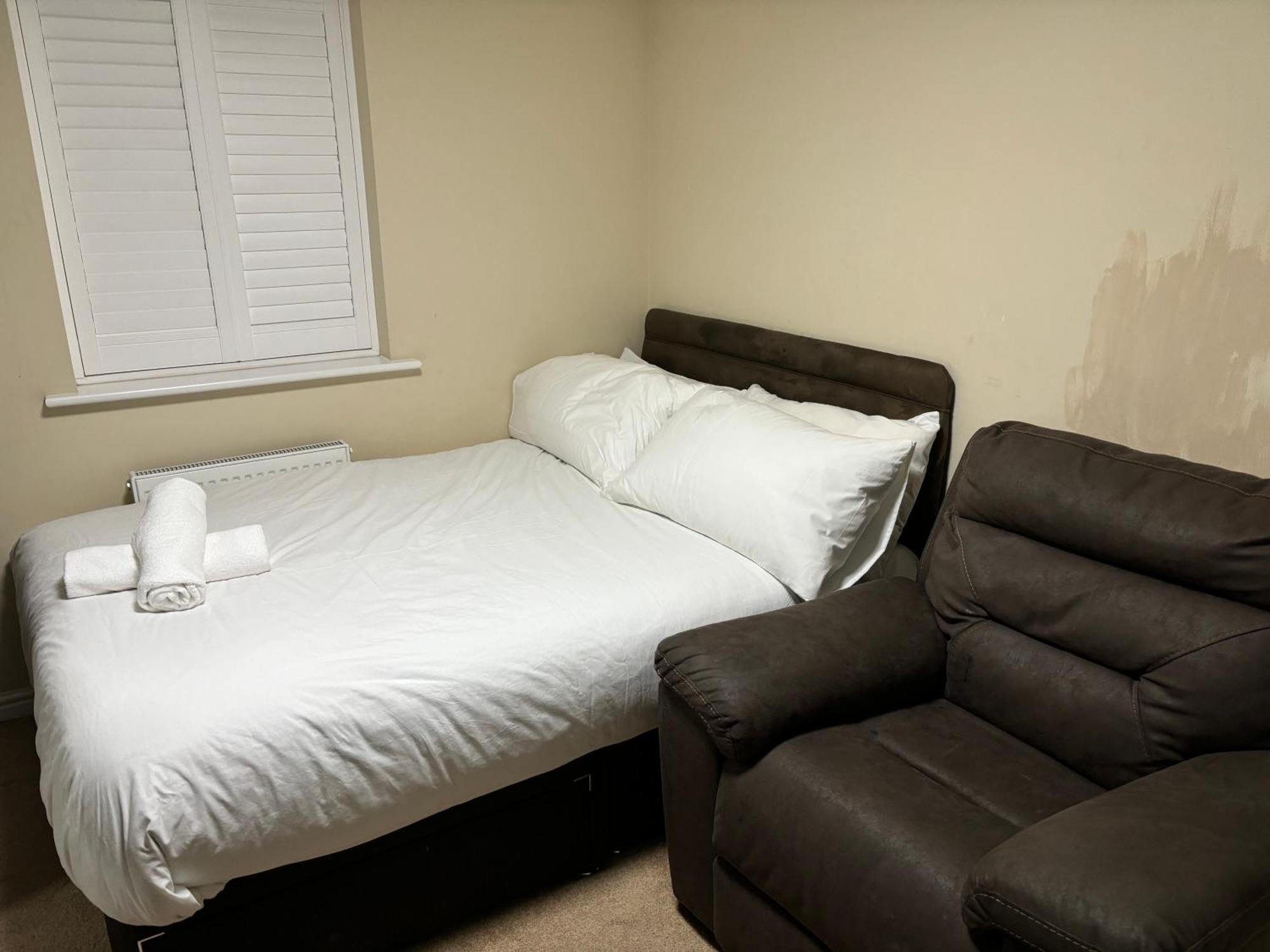 Affordable In A 4 Bedroom House * Manchester