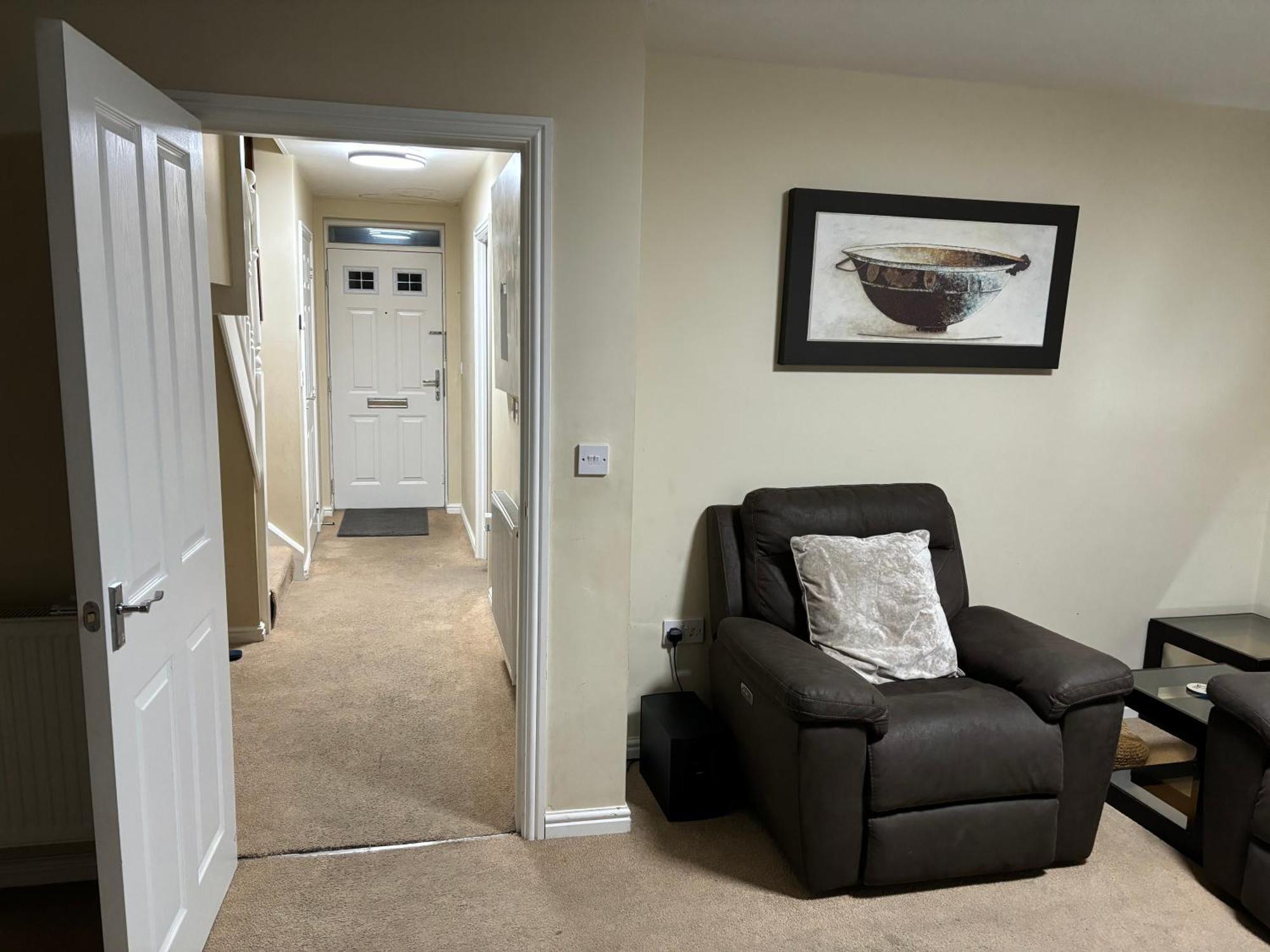 Affordable In A 4 Bedroom House Apartment *