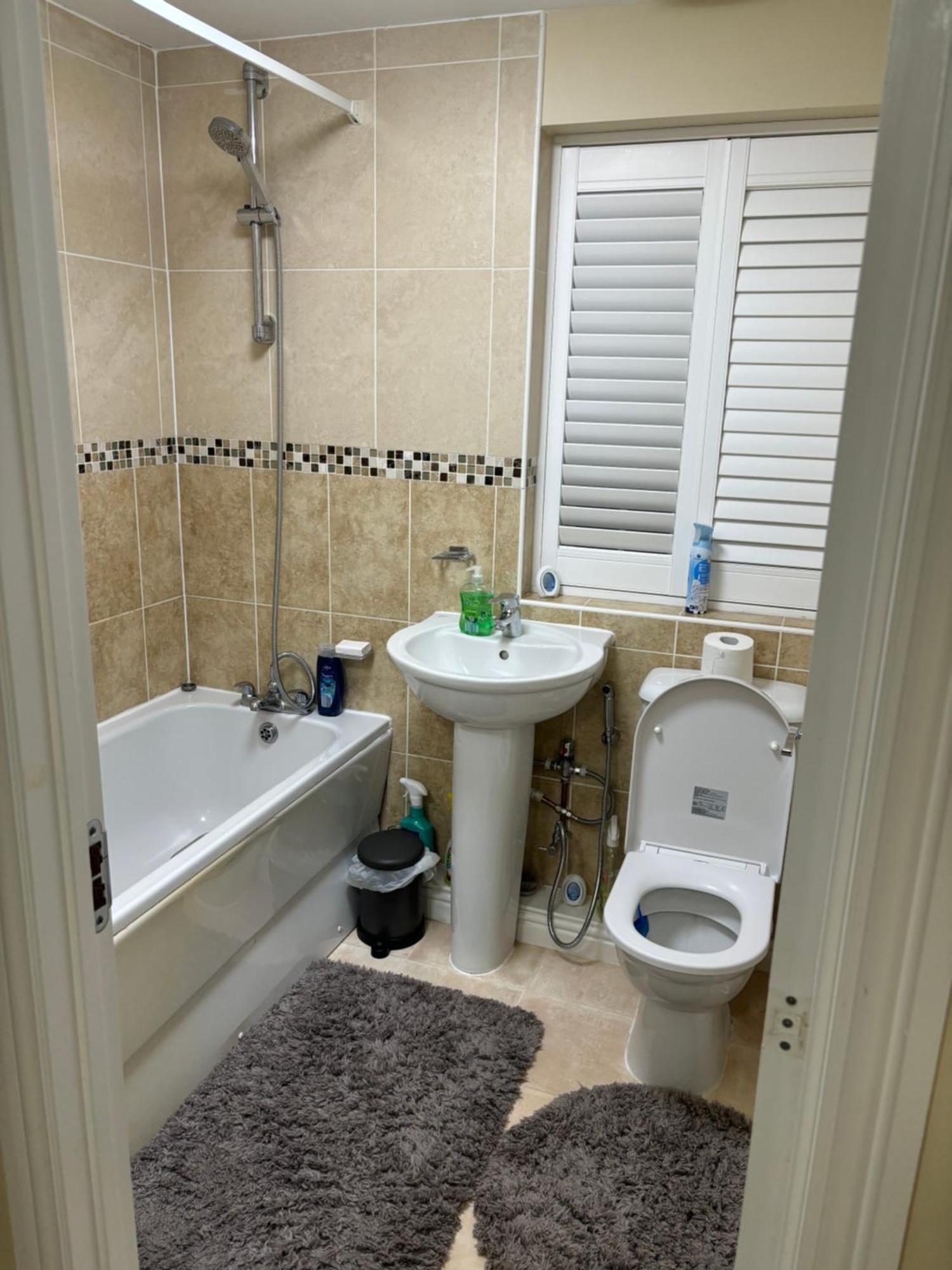 Apartment Affordable In A 4 Bedroom House *