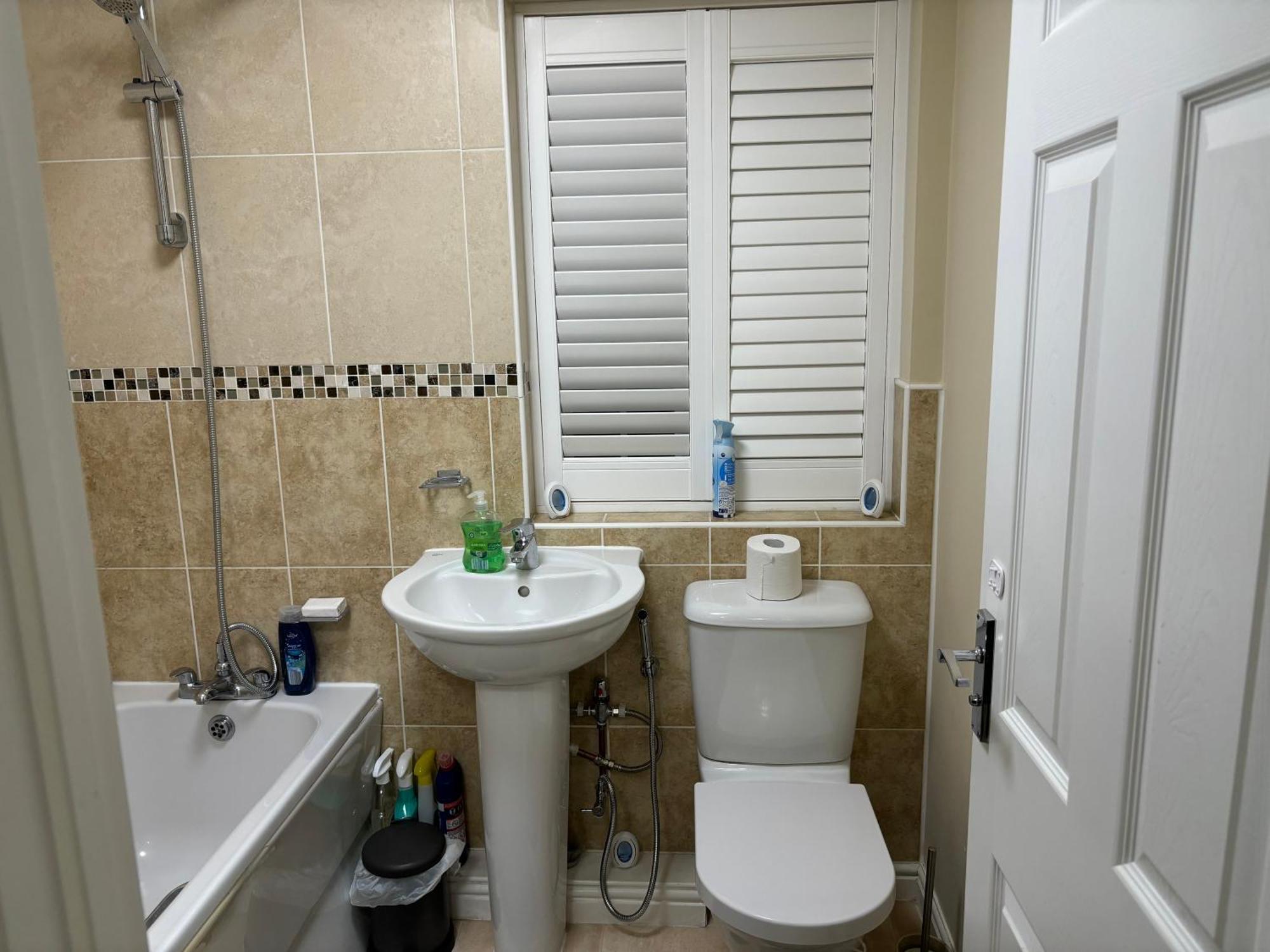 Affordable In A 4 Bedroom House * Manchester