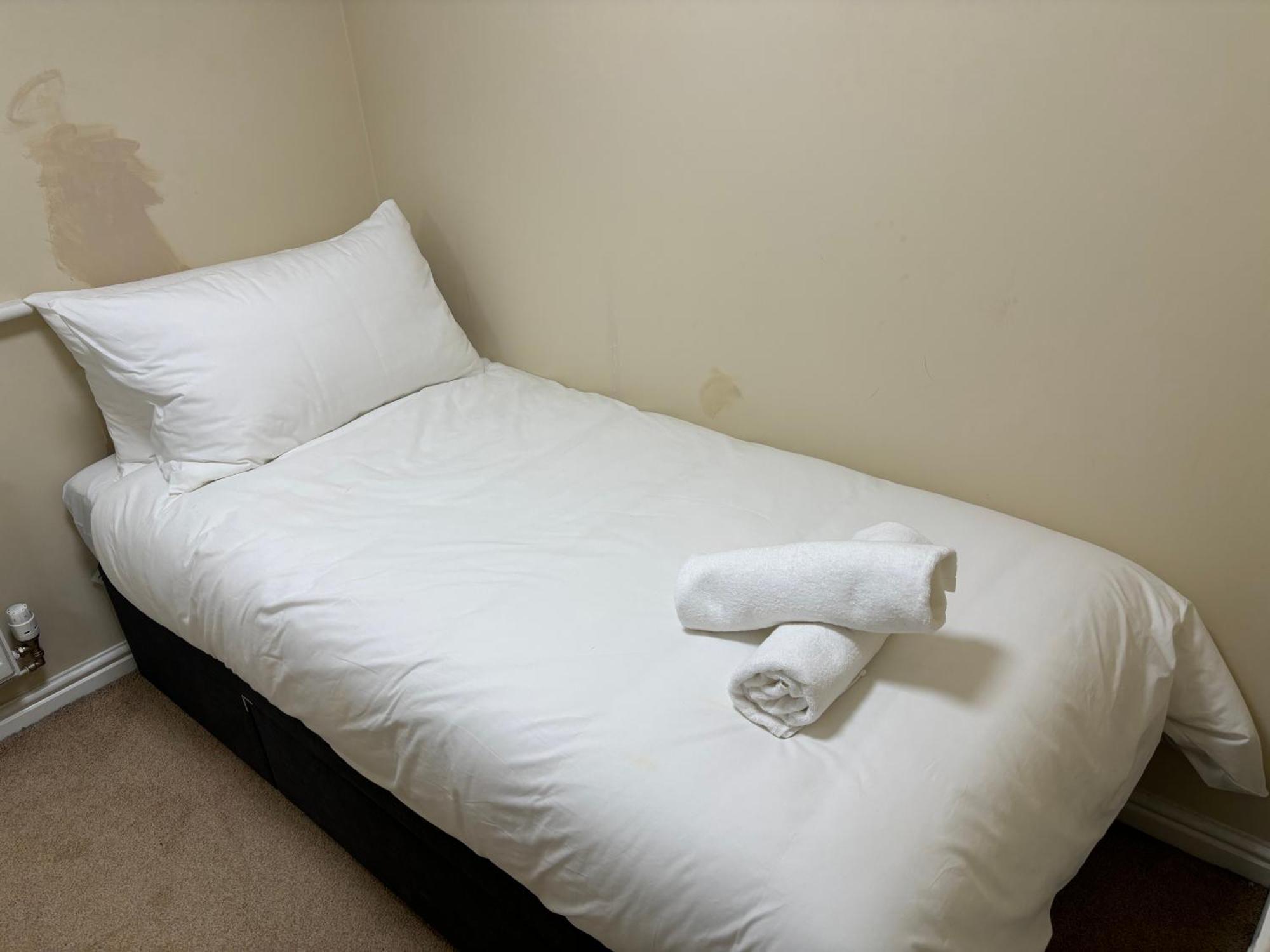 Affordable In A 4 Bedroom House Apartment *