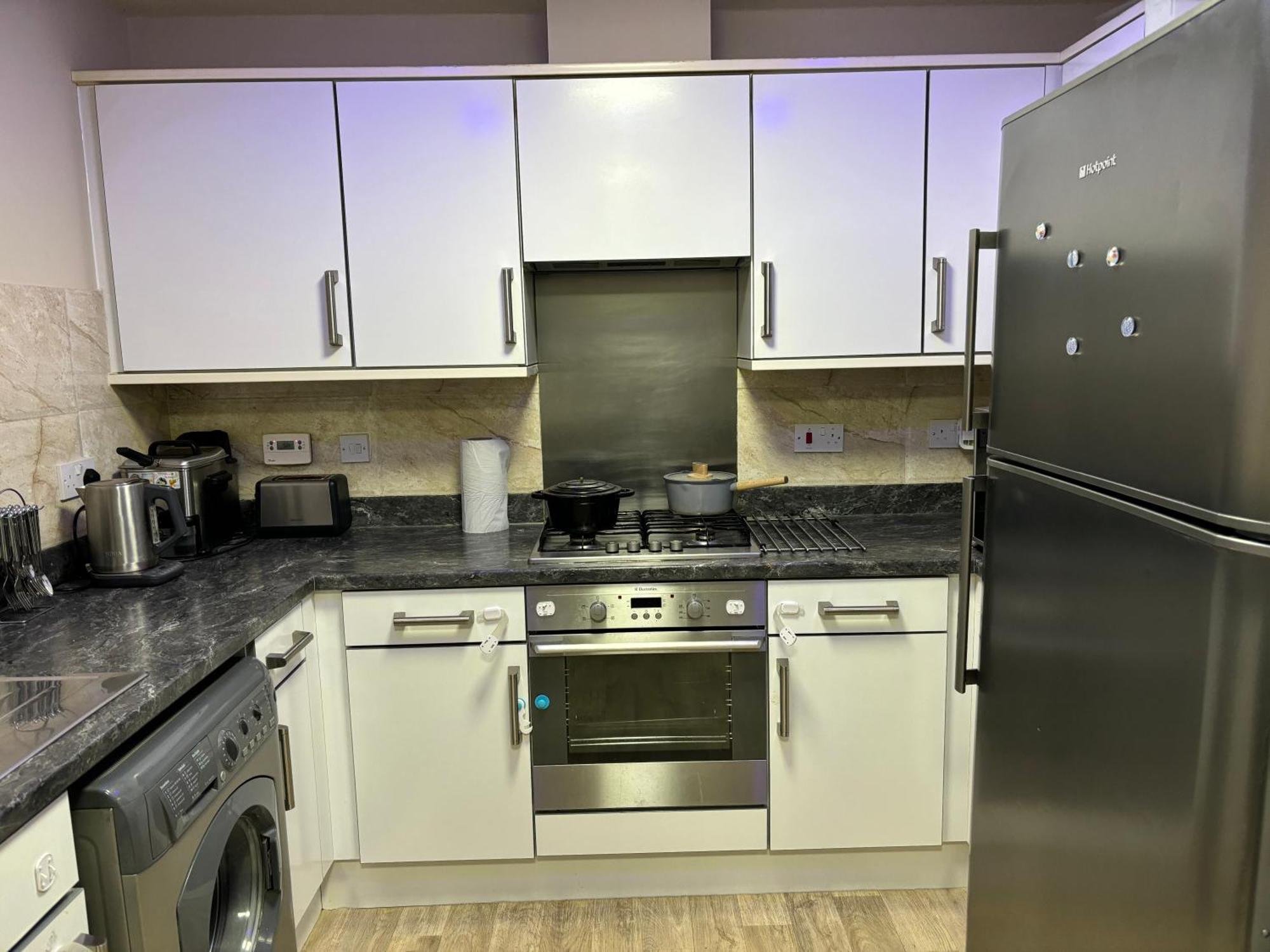 Affordable In A 4 Bedroom House * Manchester