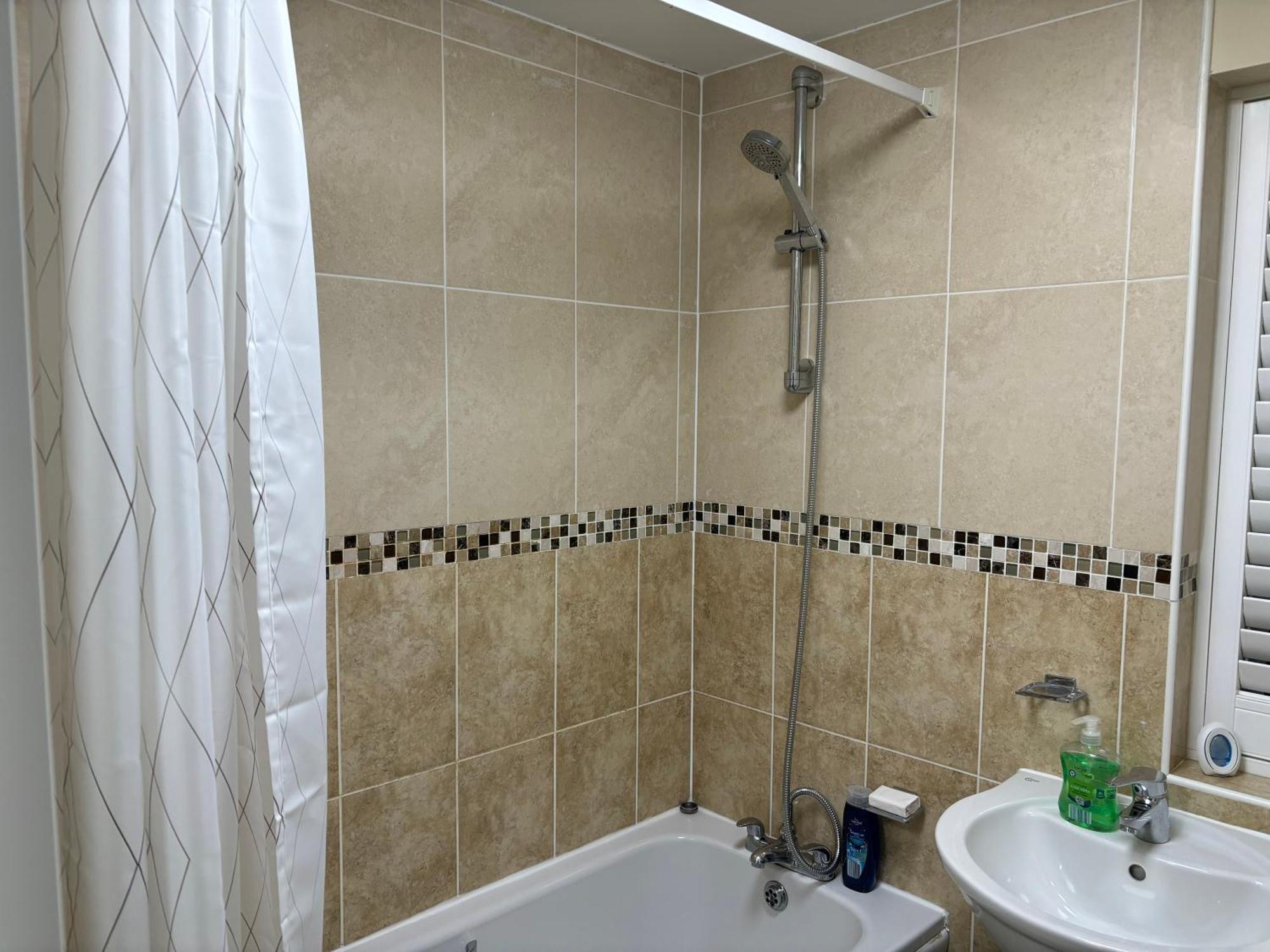Apartment Affordable In A 4 Bedroom House Manchester