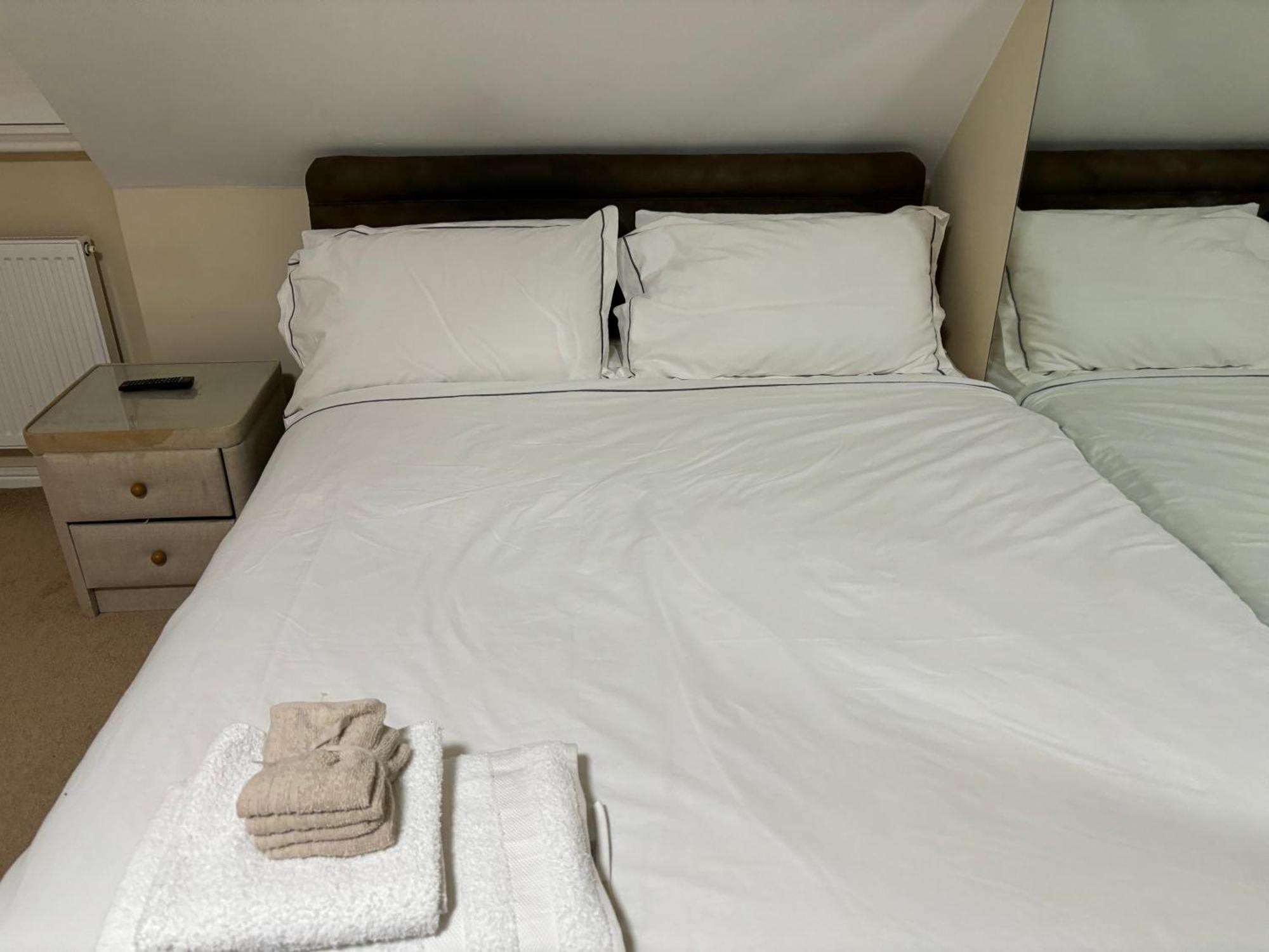 Affordable In A 4 Bedroom House * Manchester