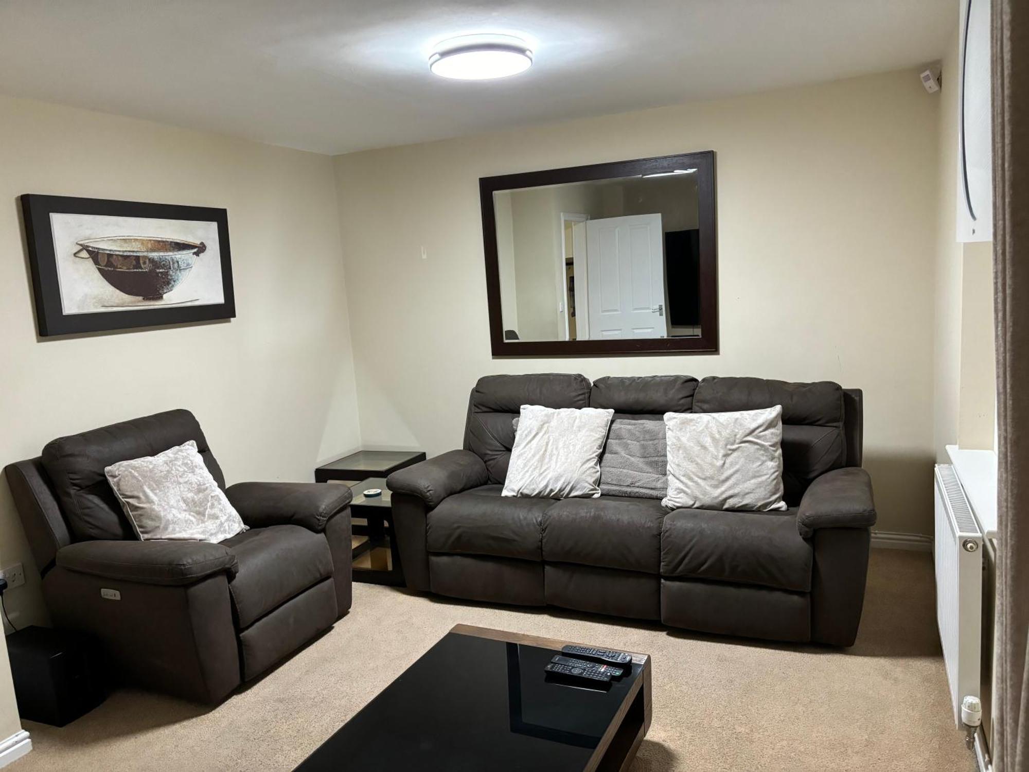 Apartment Affordable In A 4 Bedroom House *