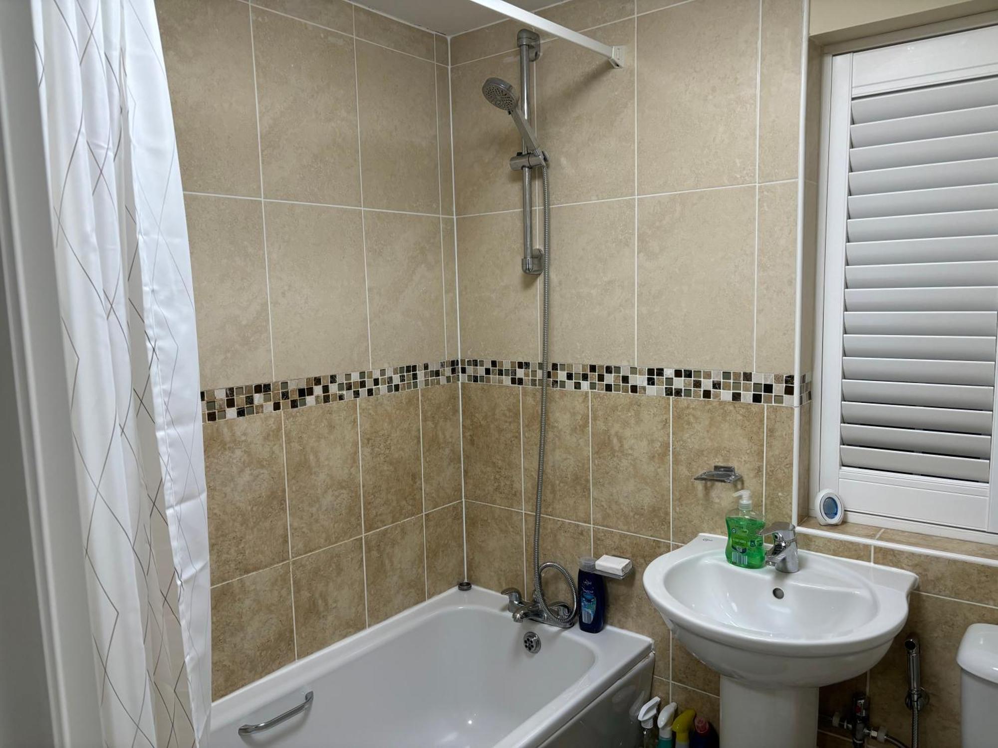 Affordable In A 4 Bedroom House *