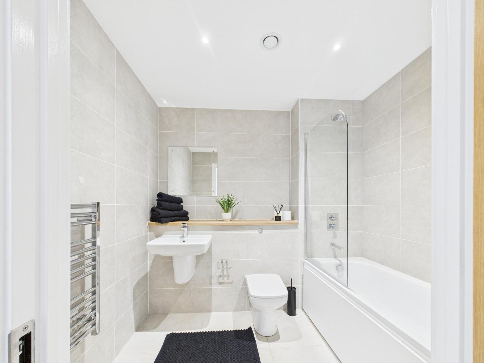 Cosy 2br In Media Apartment *