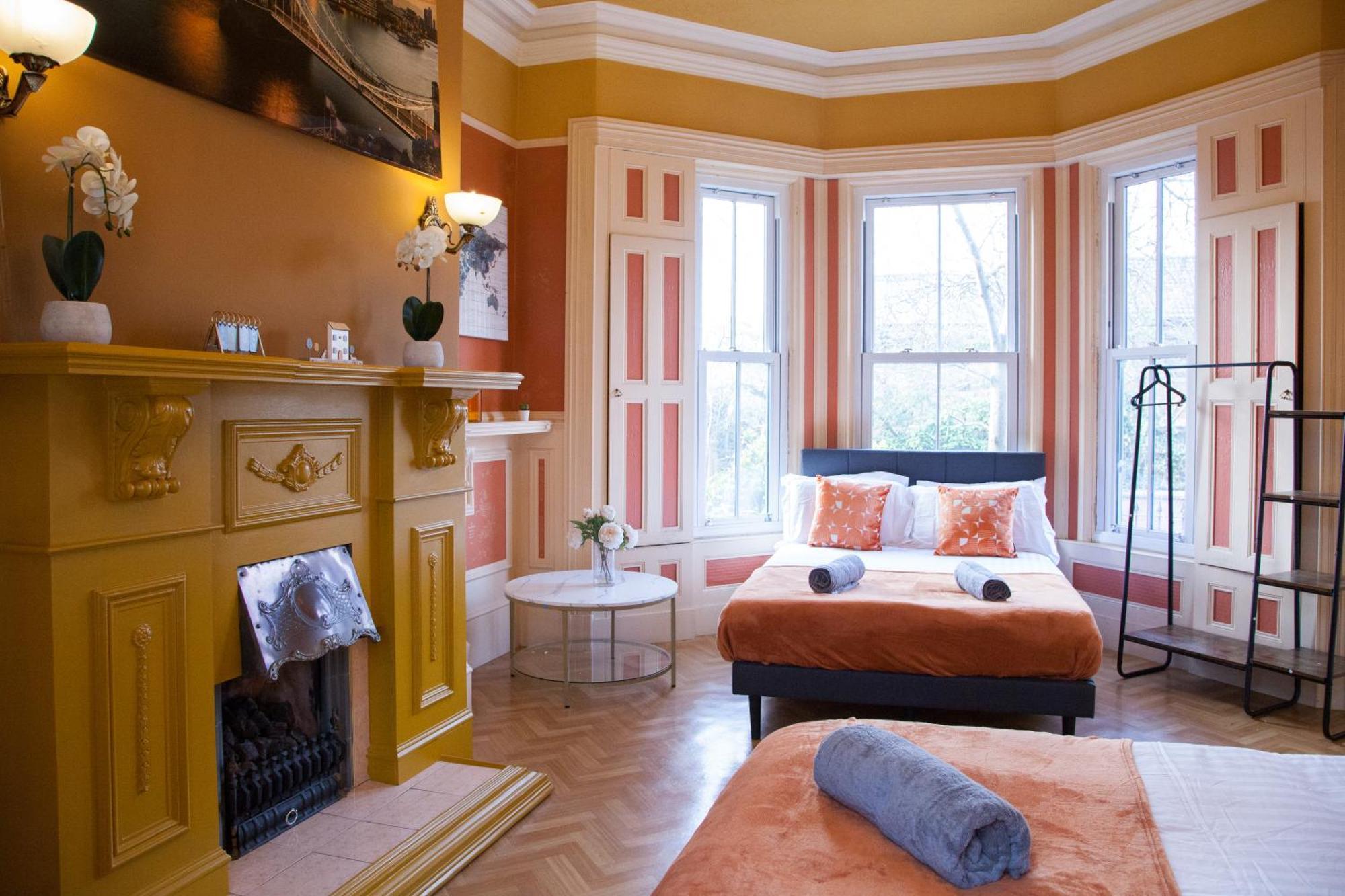 Apartment The Gold In A 6 Bedroom Victorian Shared House, Sleeps 4, Super King Bed, Double Bed Manchester