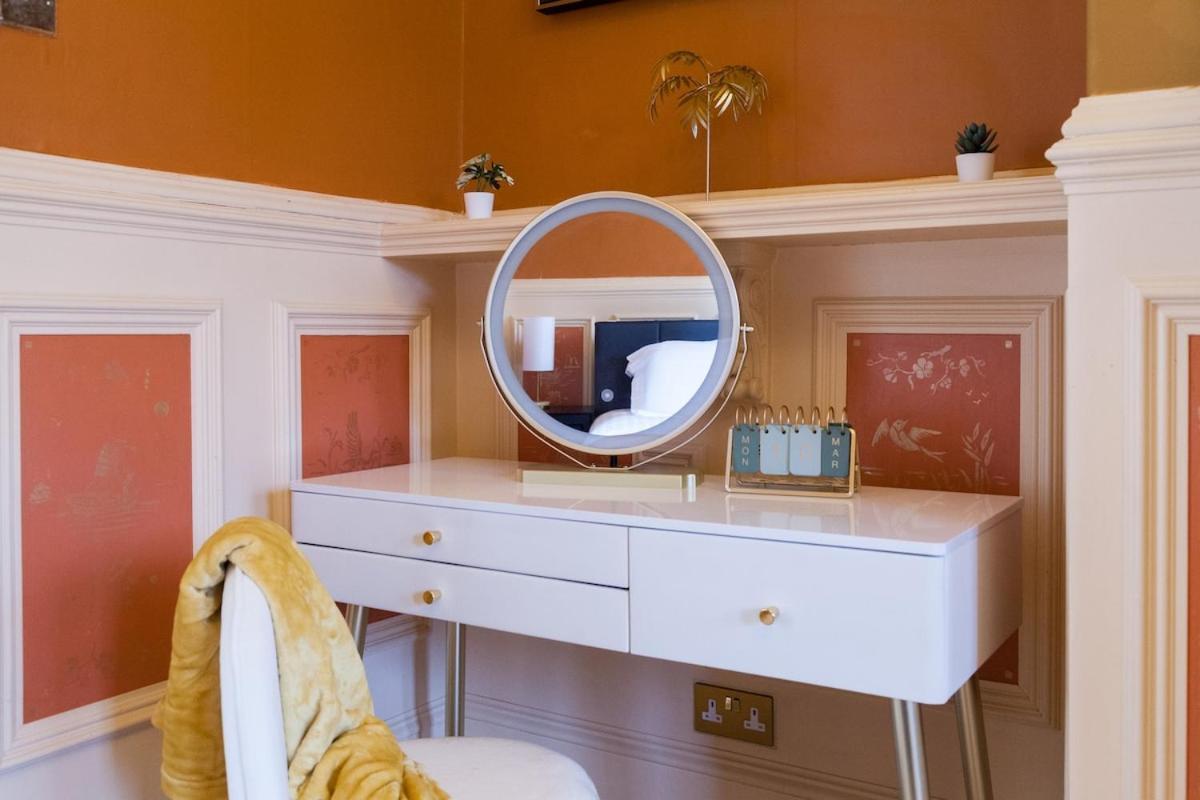 Apartment The Gold In A 6 Bedroom Victorian Shared House, Sleeps 4, Super King Bed, Double Bed Manchester