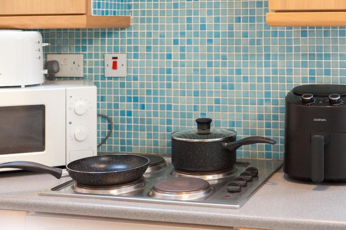 Apartment The Gold In A 6 Bedroom Victorian Shared House, Sleeps 4, Super King Bed, Double Bed Manchester