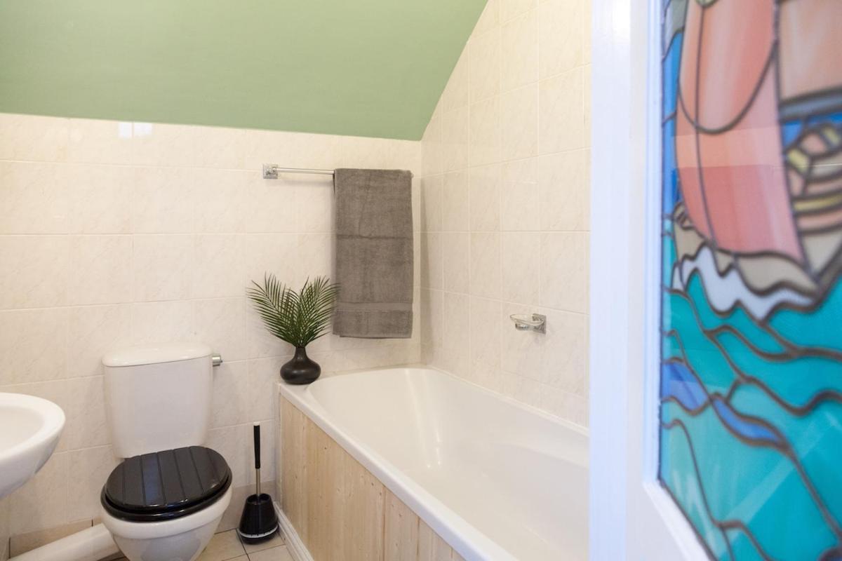 Apartment The Gold In A 6 Bedroom Victorian Shared House, Sleeps 4, Super King Bed, Double Bed Manchester