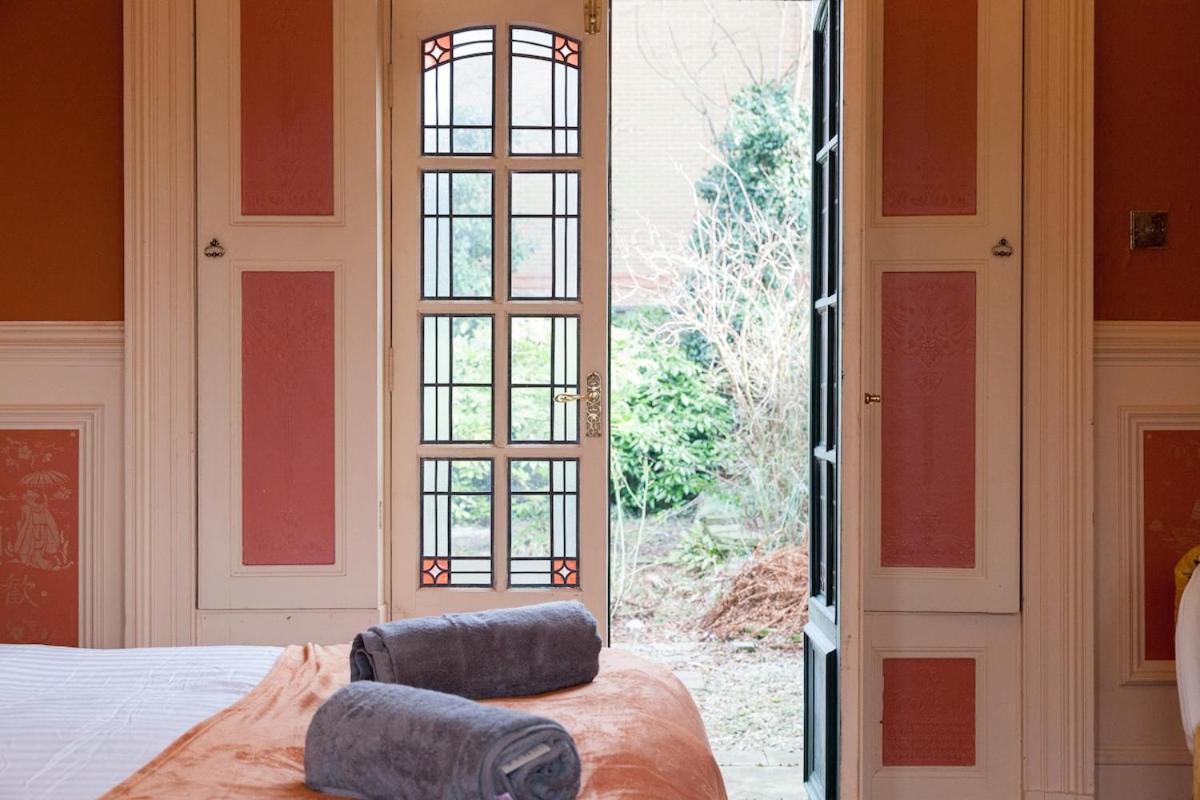 The Gold In A 6 Bedroom Victorian Shared House, Sleeps 4, Super King Bed, Double Bed Apartment *