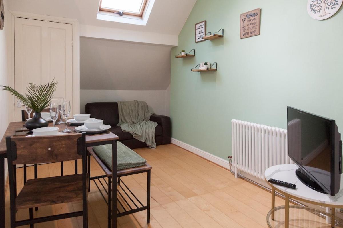 The Gold In A 6 Bedroom Victorian Shared House, Sleeps 4, Super King Bed, Double Bed Apartment