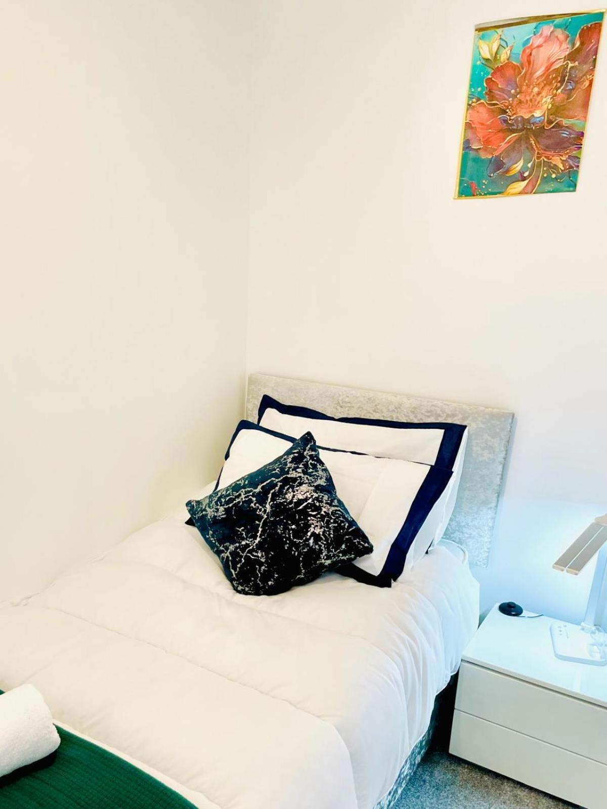 Apartment Modern 3 Bedroom Flat Near & Hulme Park *