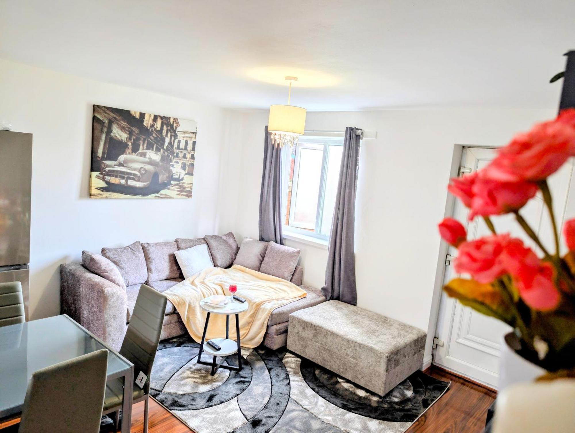 Lovely 5 Bedroom House In Centre With Free Parking!