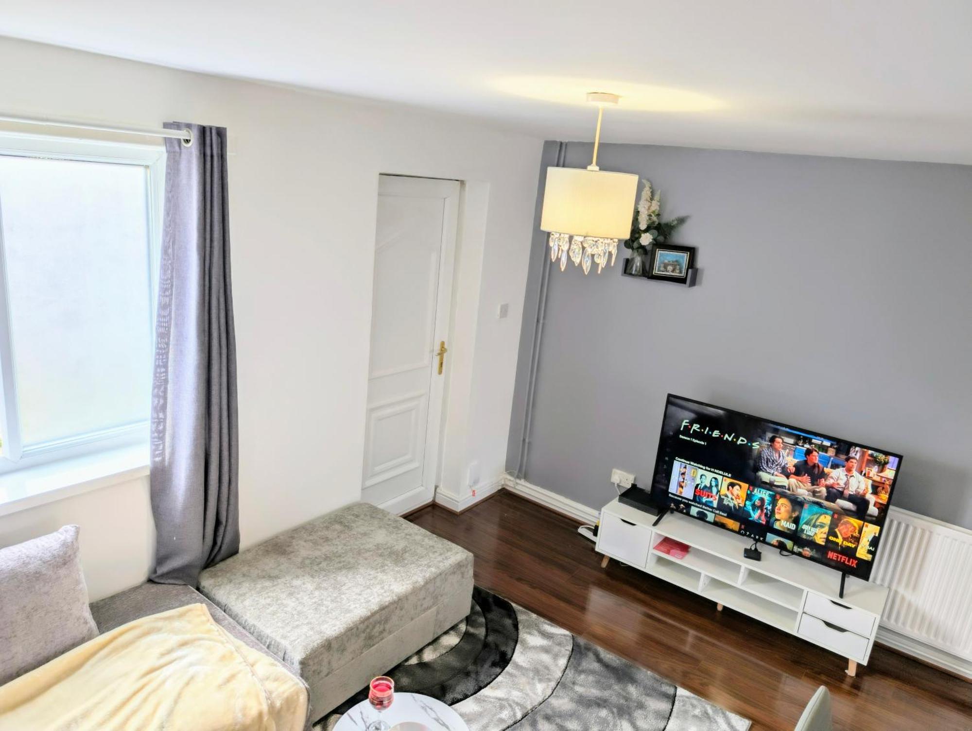 Lovely 5 Bedroom House In Centre With Free Parking!